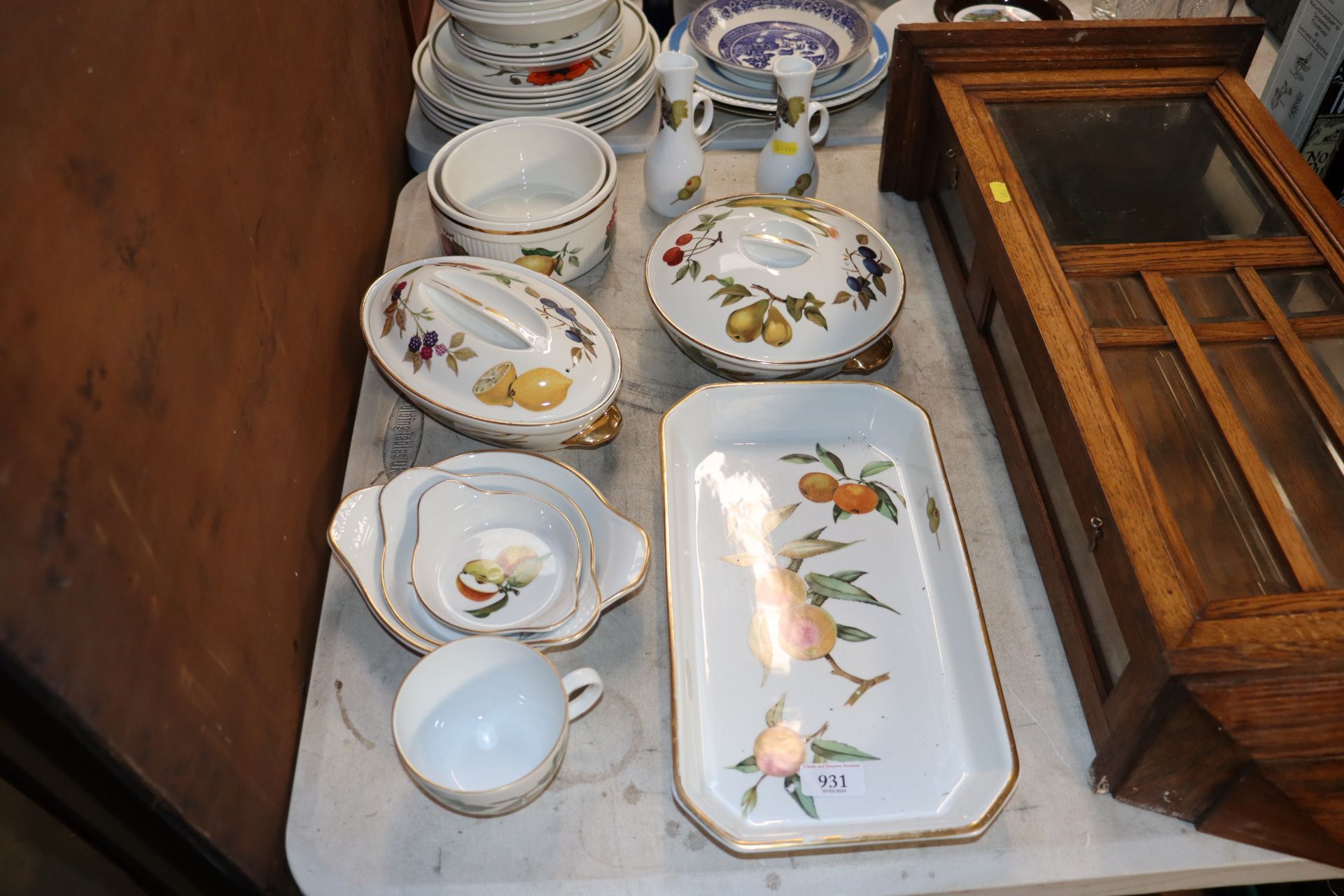 A quantity of Royal Worcester Evesham