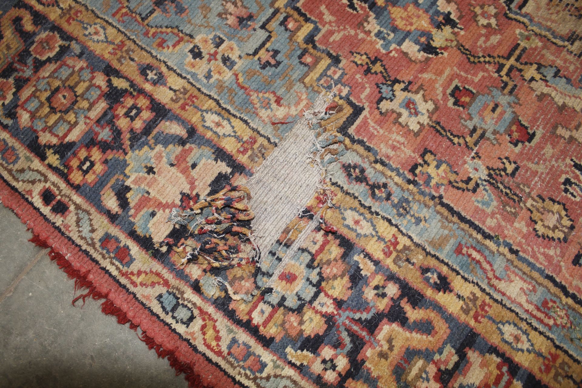 An approx. 10' x 6'3" floral patterned wool rug AF - Image 3 of 5