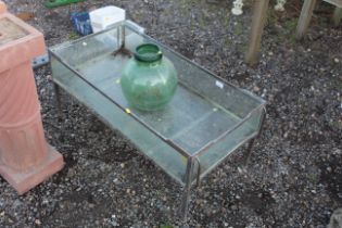 A glass tank raised on metal base and a Viresa gla