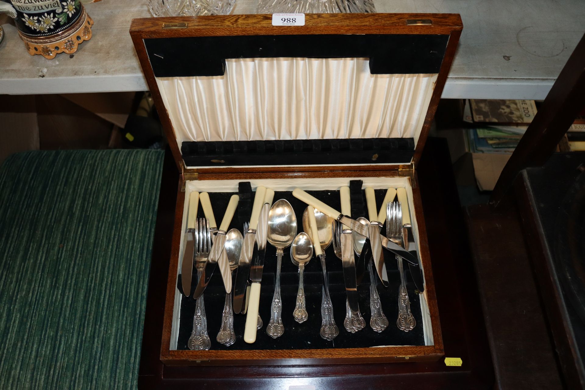 A canteen of Kings patterned and other cutlery