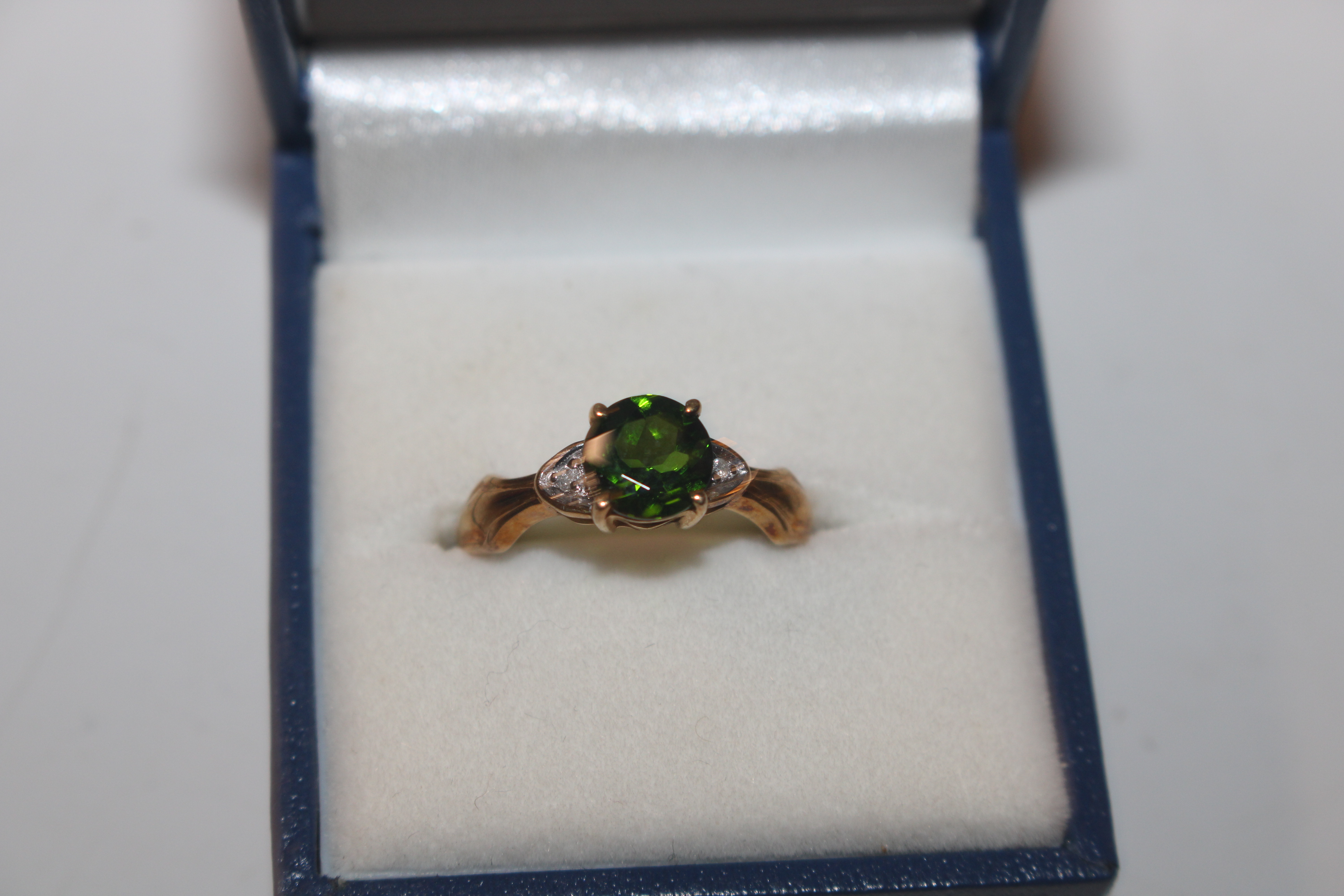 A 9ct gold ring set with green and white stones, r - Image 2 of 12