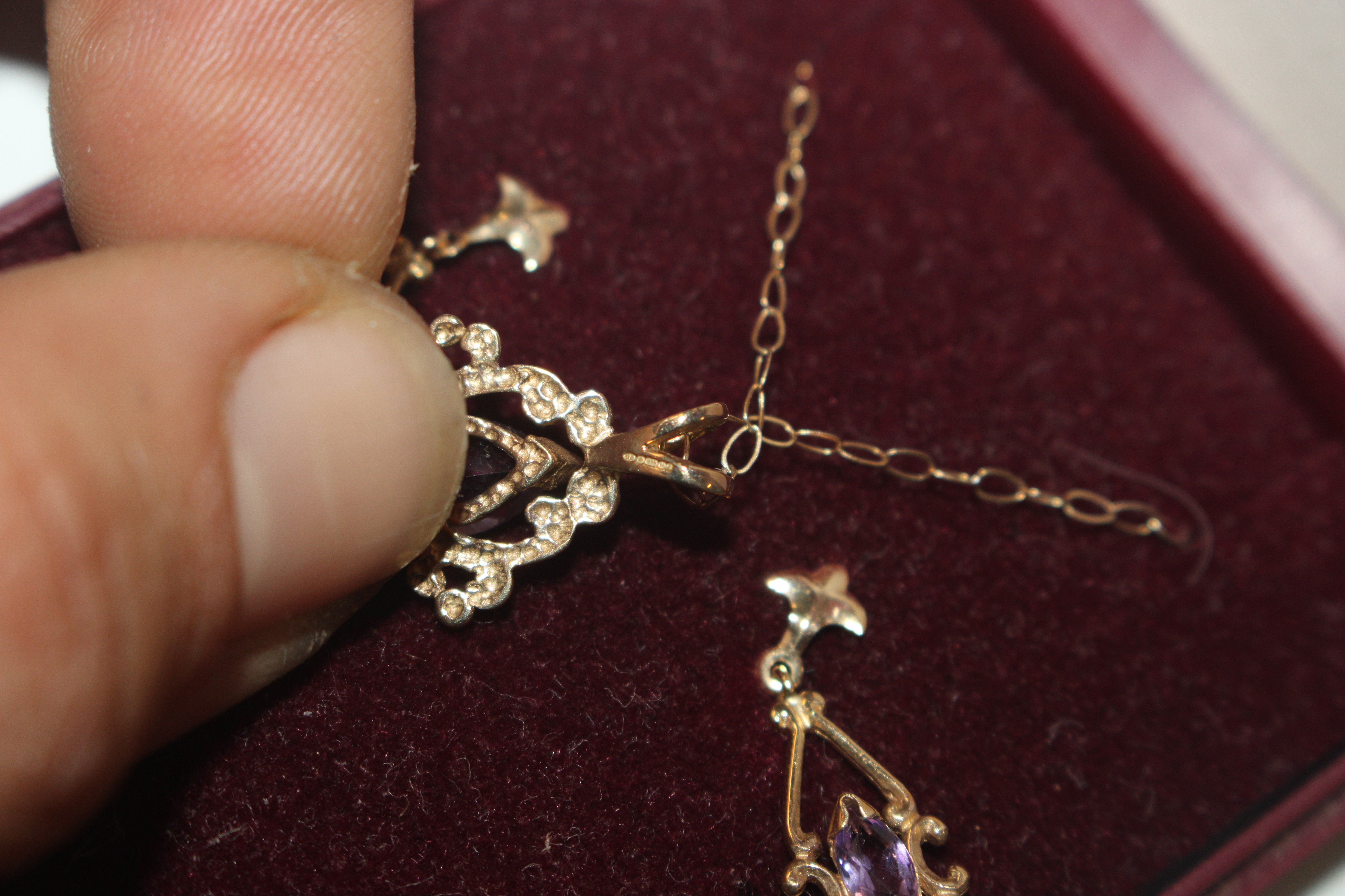 A 9ct gold pendant set with amethyst coloured ston - Image 12 of 13