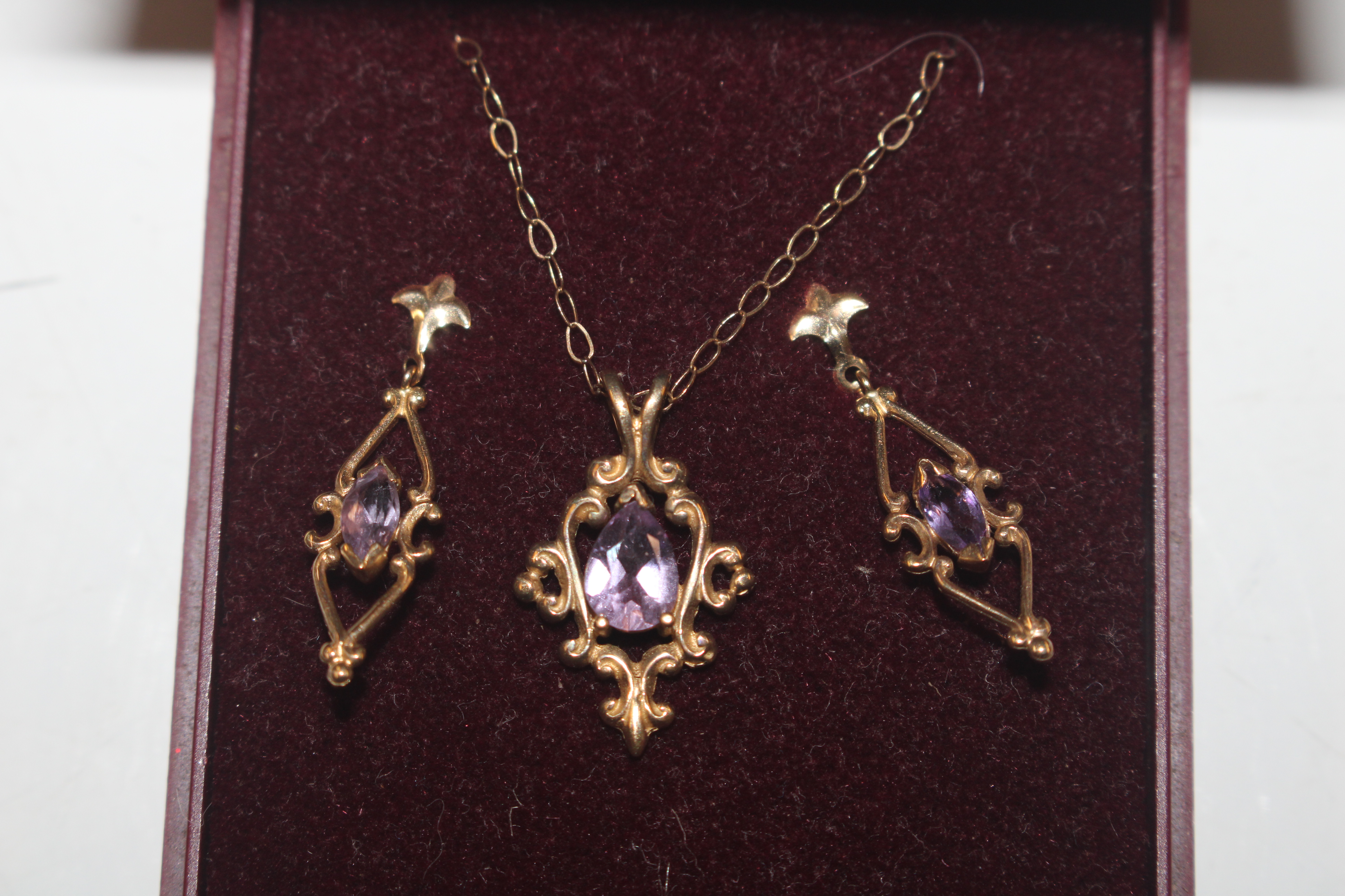 A 9ct gold pendant set with amethyst coloured ston - Image 11 of 13