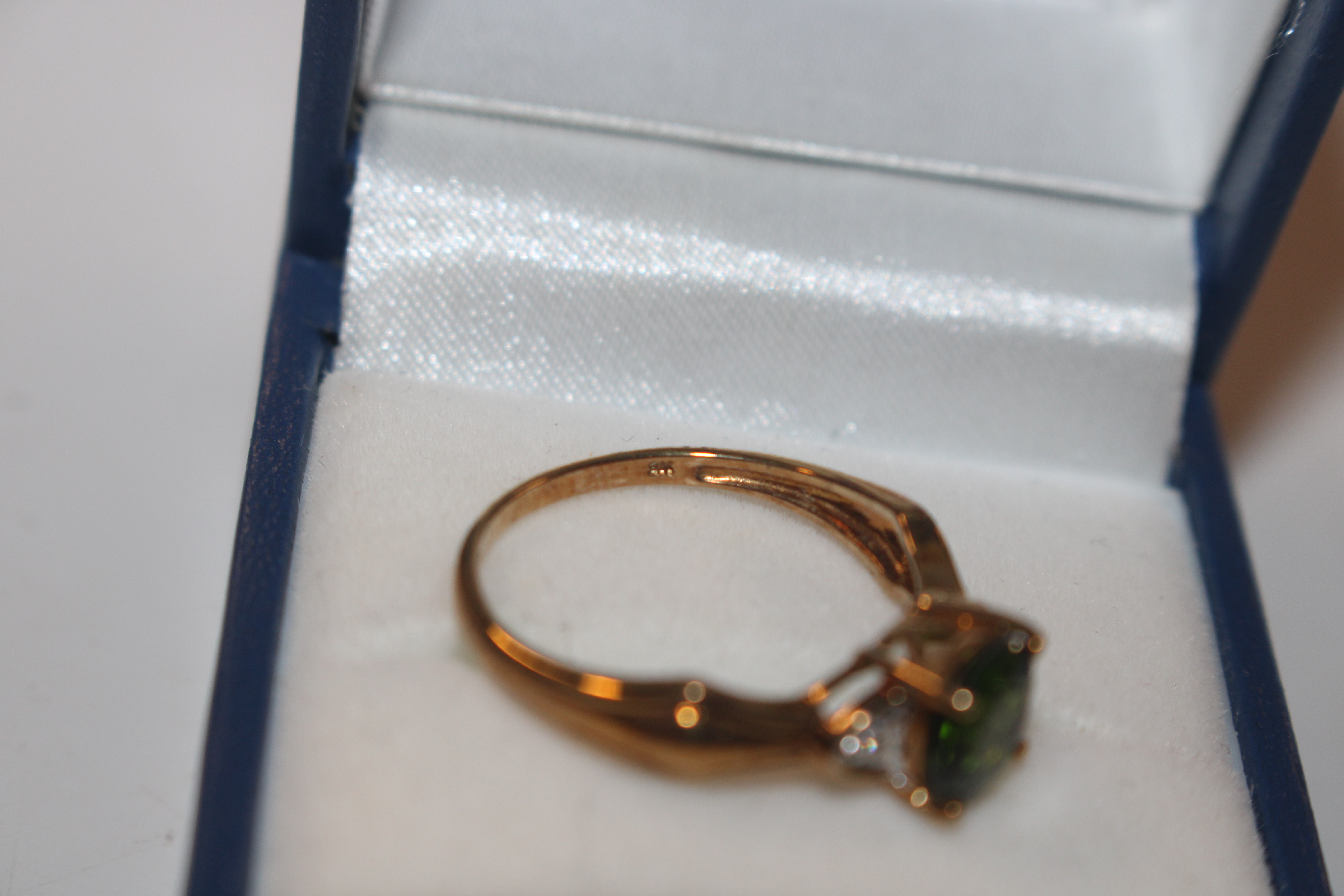 A 9ct gold ring set with green and white stones, r - Image 5 of 12