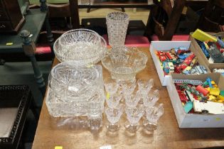 Nine punch glasses; a glass lifter; fruit bowl; ce