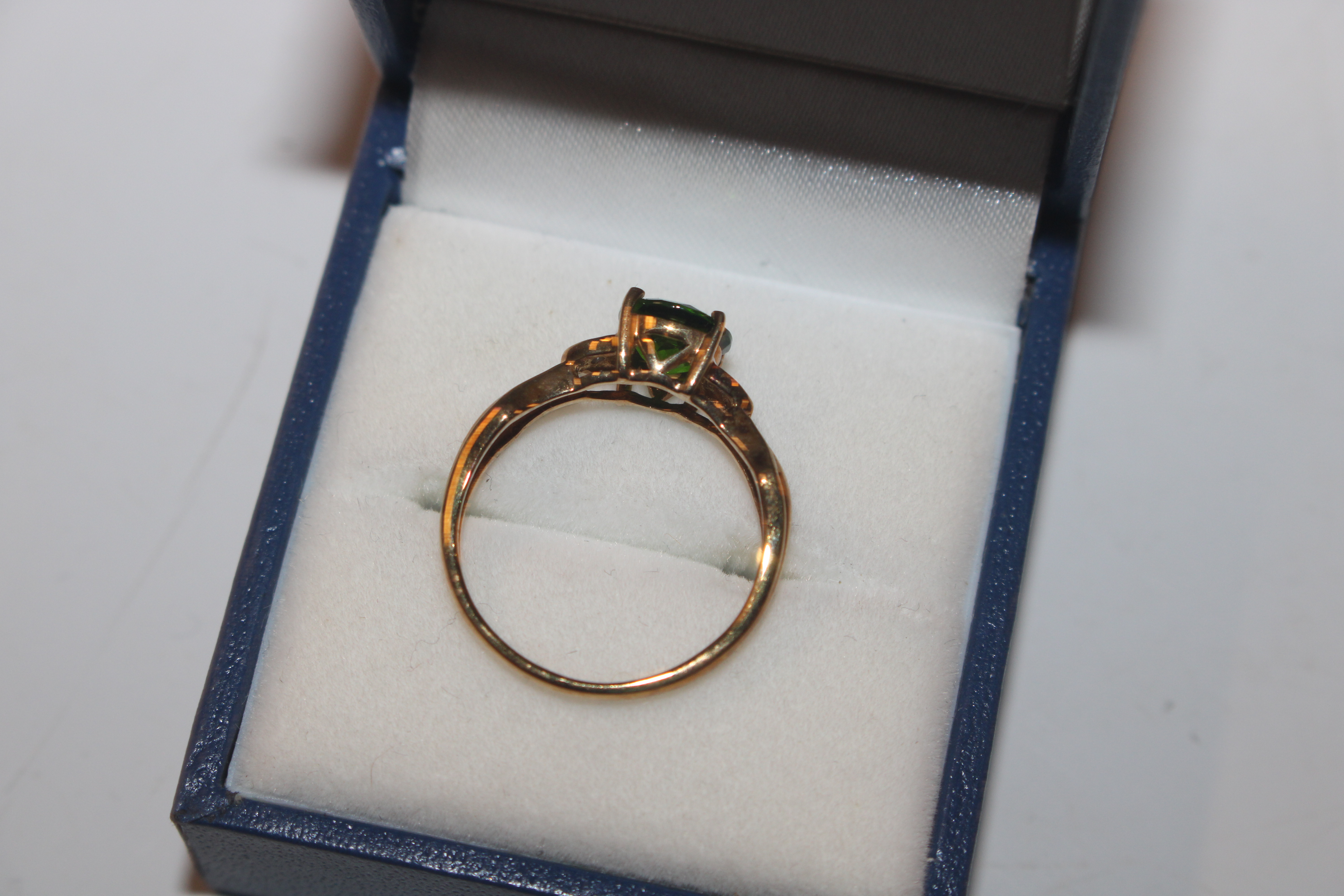 A 9ct gold ring set with green and white stones, r - Image 3 of 12