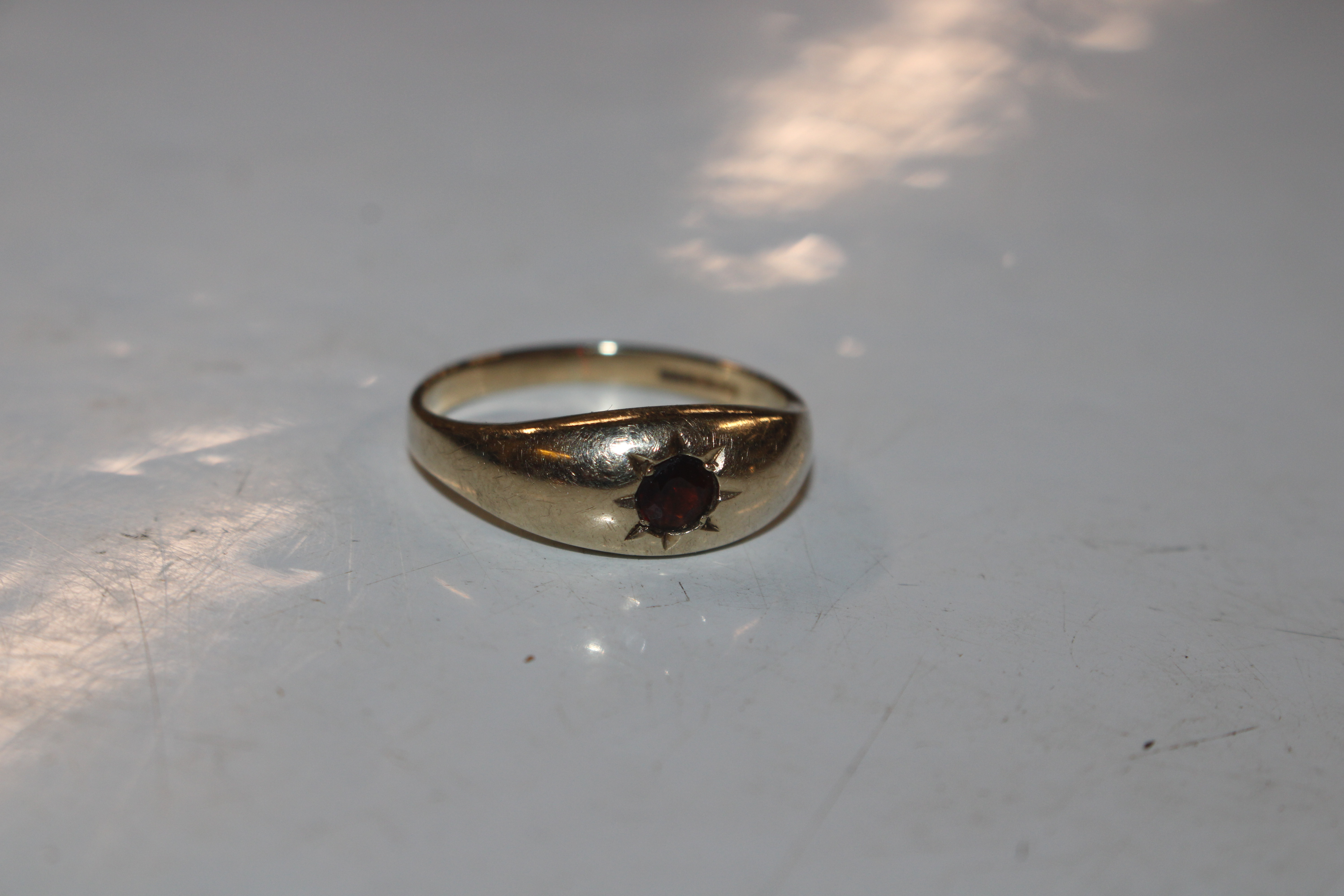 A 9ct gold ring set with garnet coloured stone, ri - Image 2 of 9