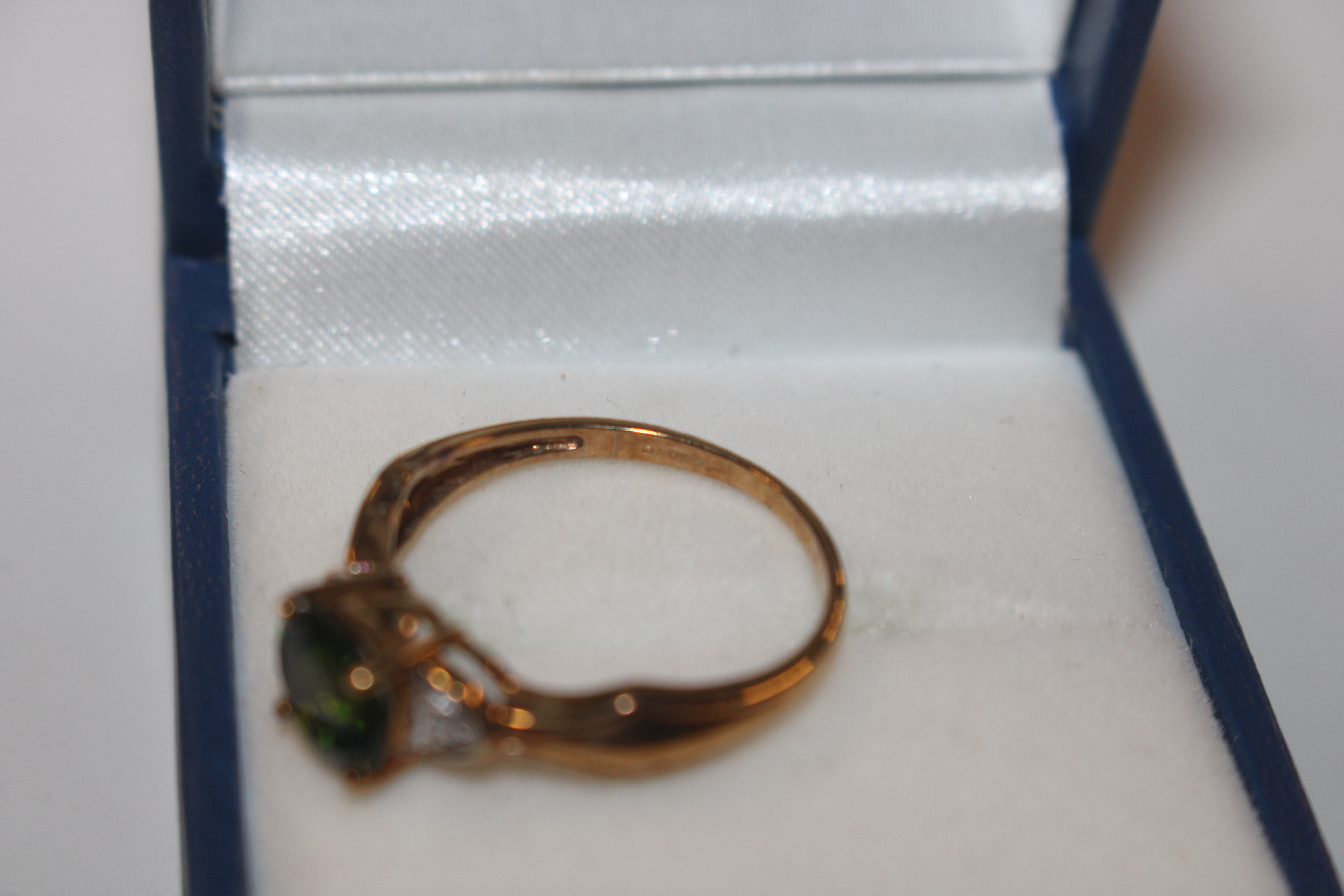 A 9ct gold ring set with green and white stones, r - Image 4 of 12