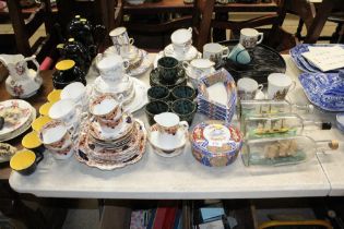 A quantity of Imari pattern dinnerware; various te