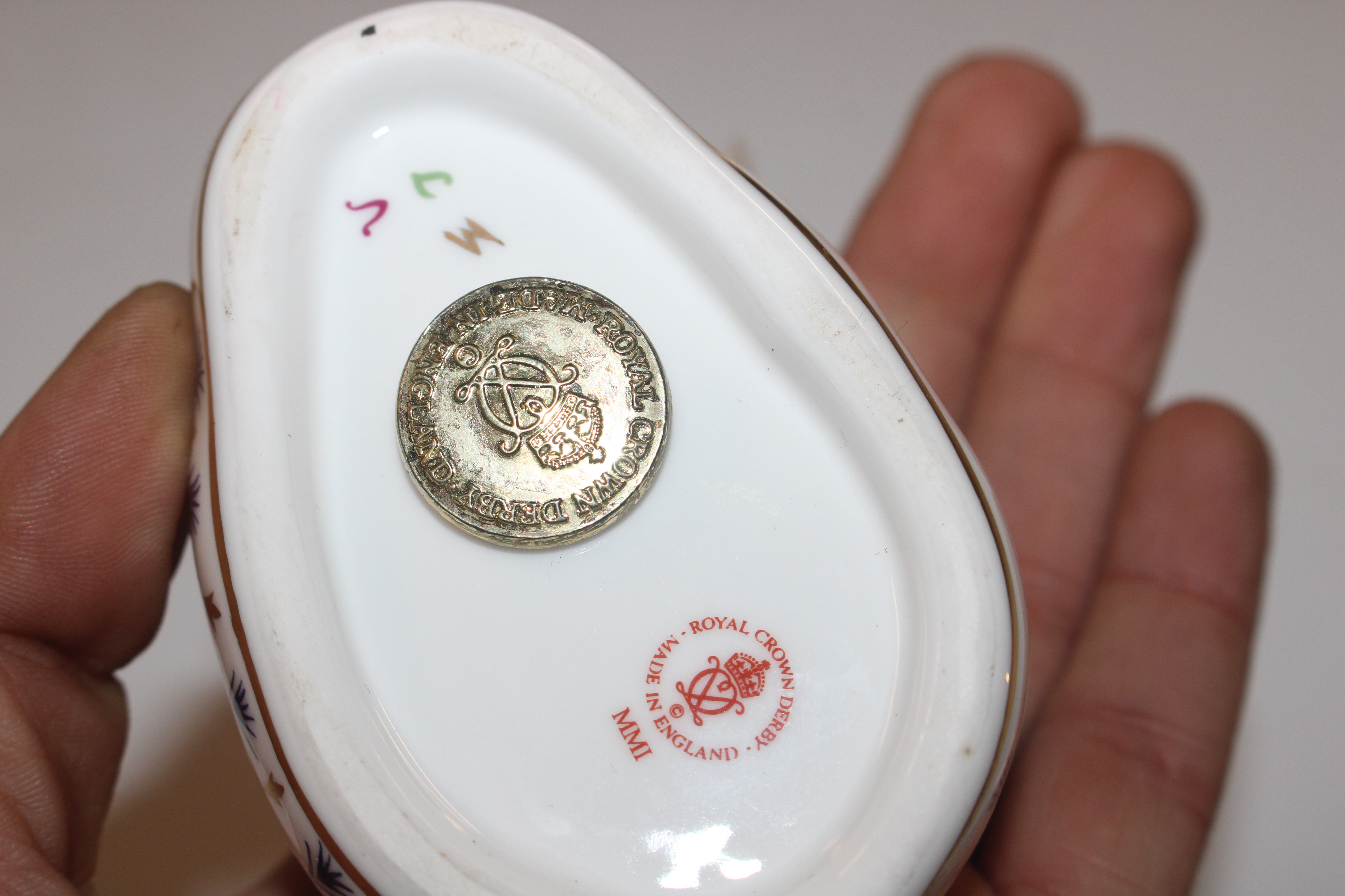 A Royal Crown Derby paperweight in the form of a b - Bild 4 aus 15