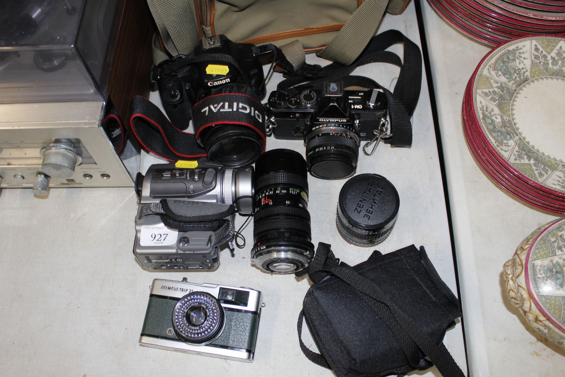 An Olympus Trip camera, a Cannon digital camera, various other cameras and lenses plus a carry bag - Image 2 of 2