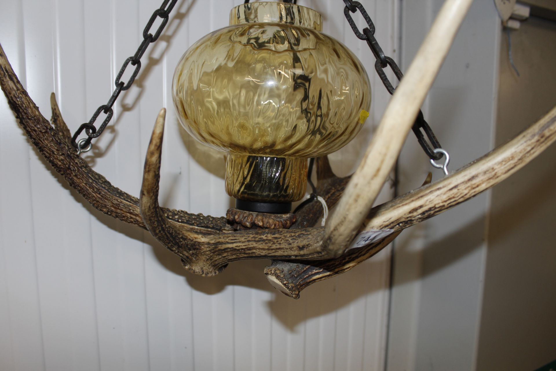 An antler decorated pendent ceiling light - Image 2 of 2