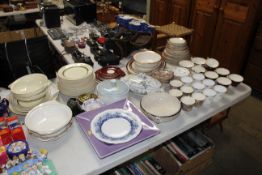 A quantity of various decorative tea and dinner wa
