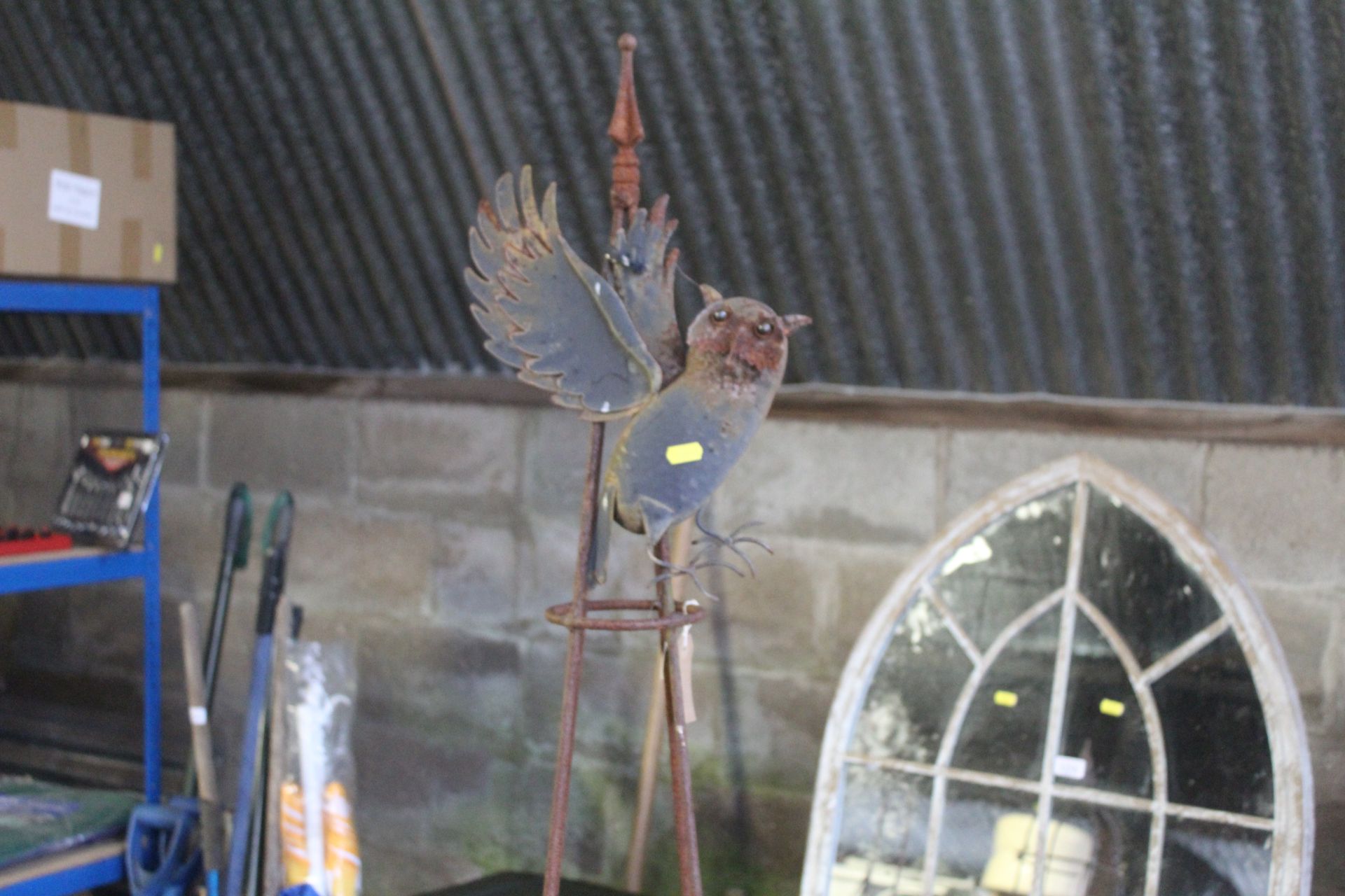 A metal garden obelisk with metal owl ornament - Image 2 of 3