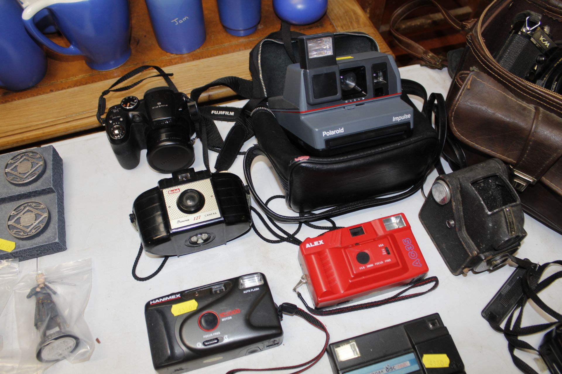 A collection of various cameras including Pentax, - Image 3 of 3