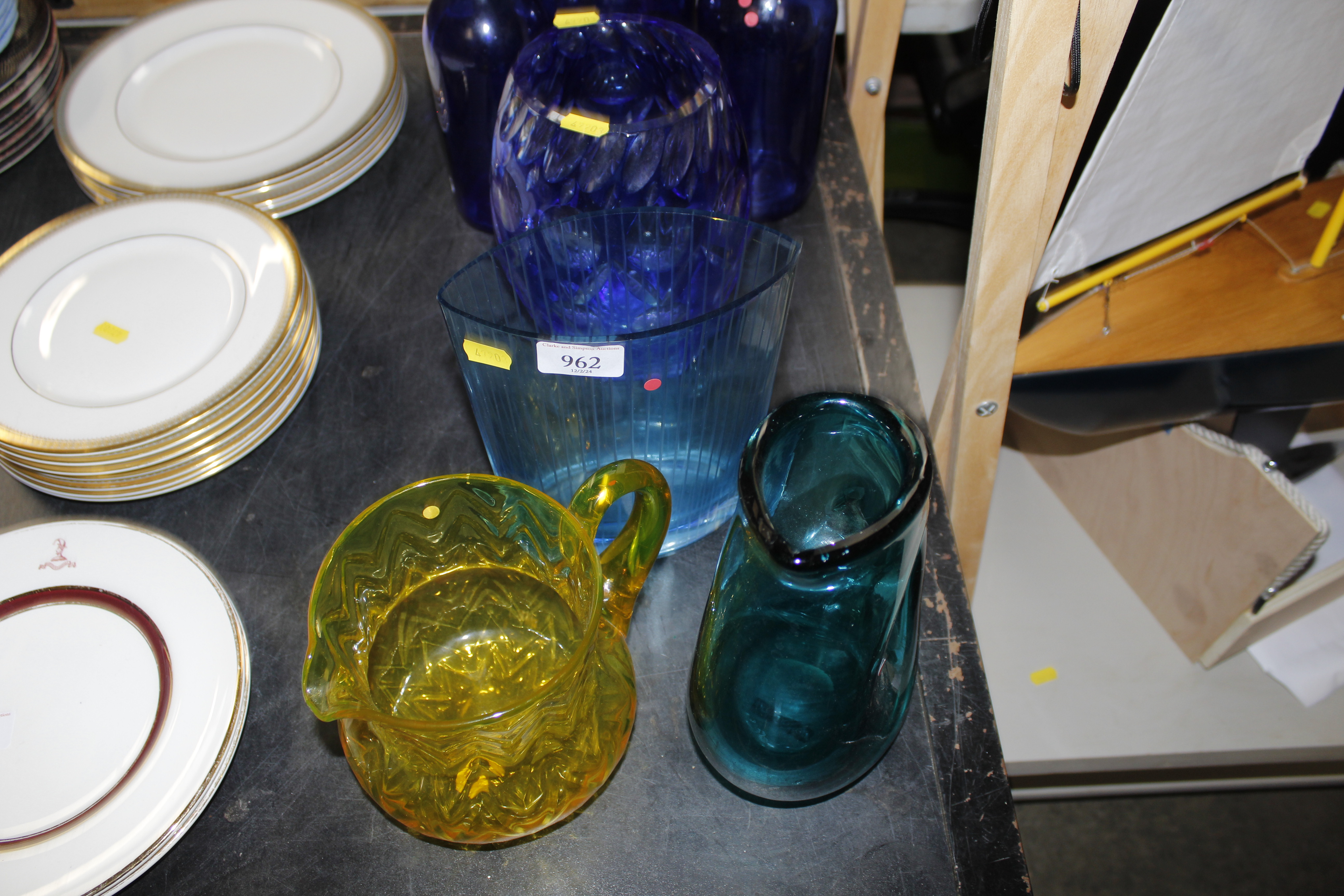 A collection of various coloured glassware - Image 3 of 3