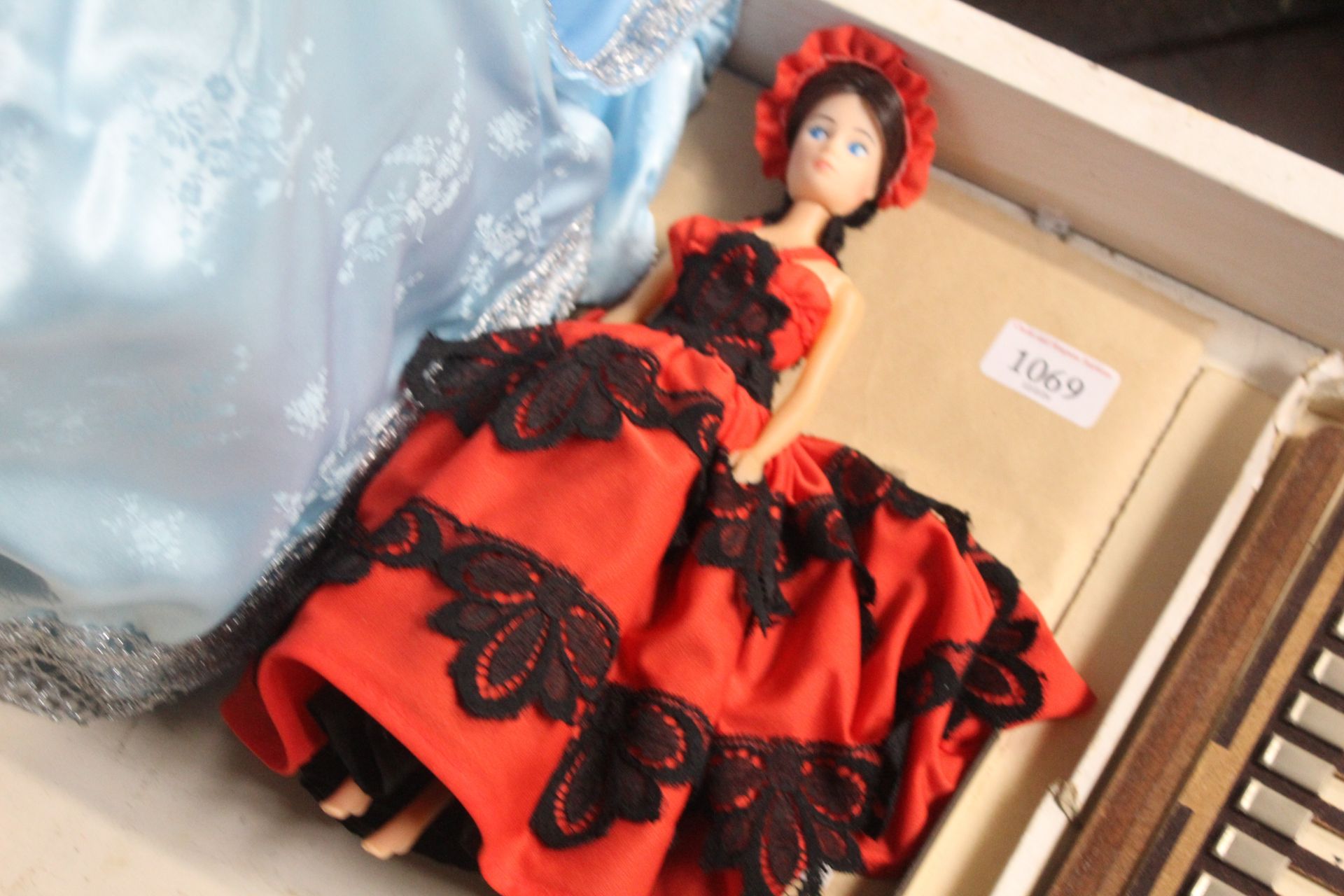 A souvenirs doll and a collectors doll of "Cinderella" - Image 2 of 3