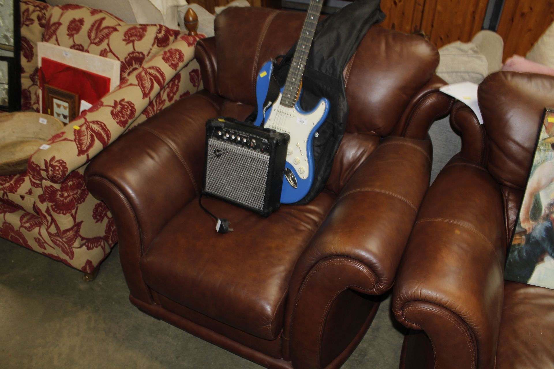 A leather three seater settee and matching armchair - Image 3 of 3