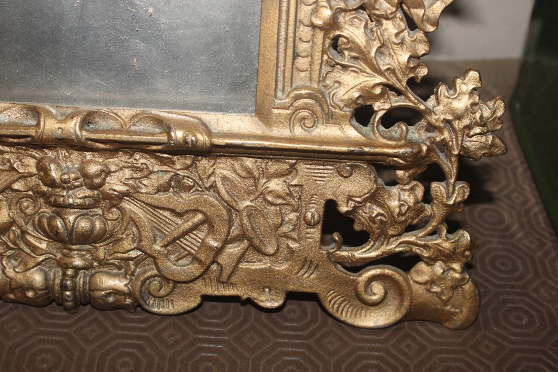 A gilt metal easel photo frame - Image 2 of 4
