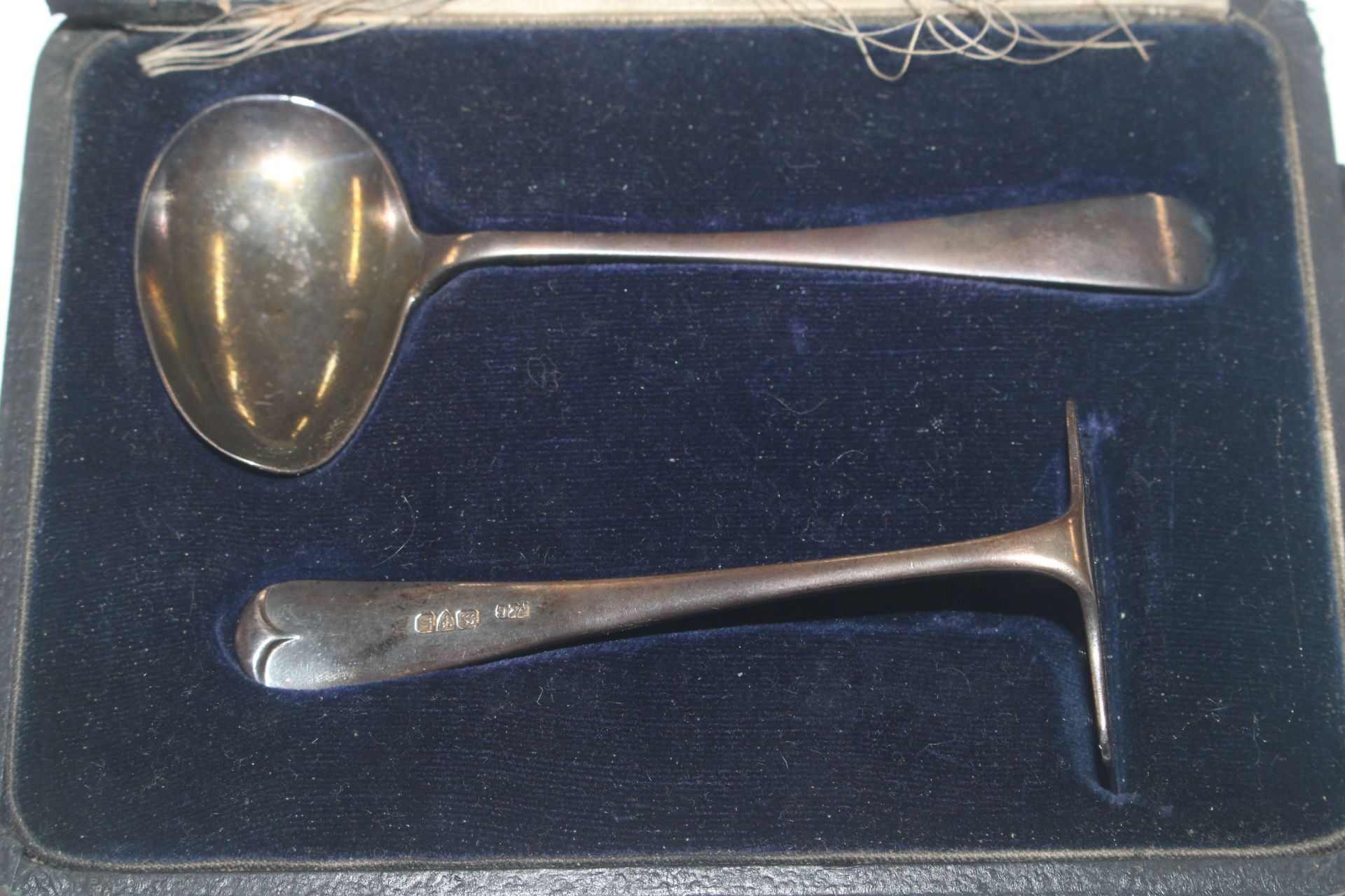 A cased silver feeding spoon and pusher - Image 2 of 4