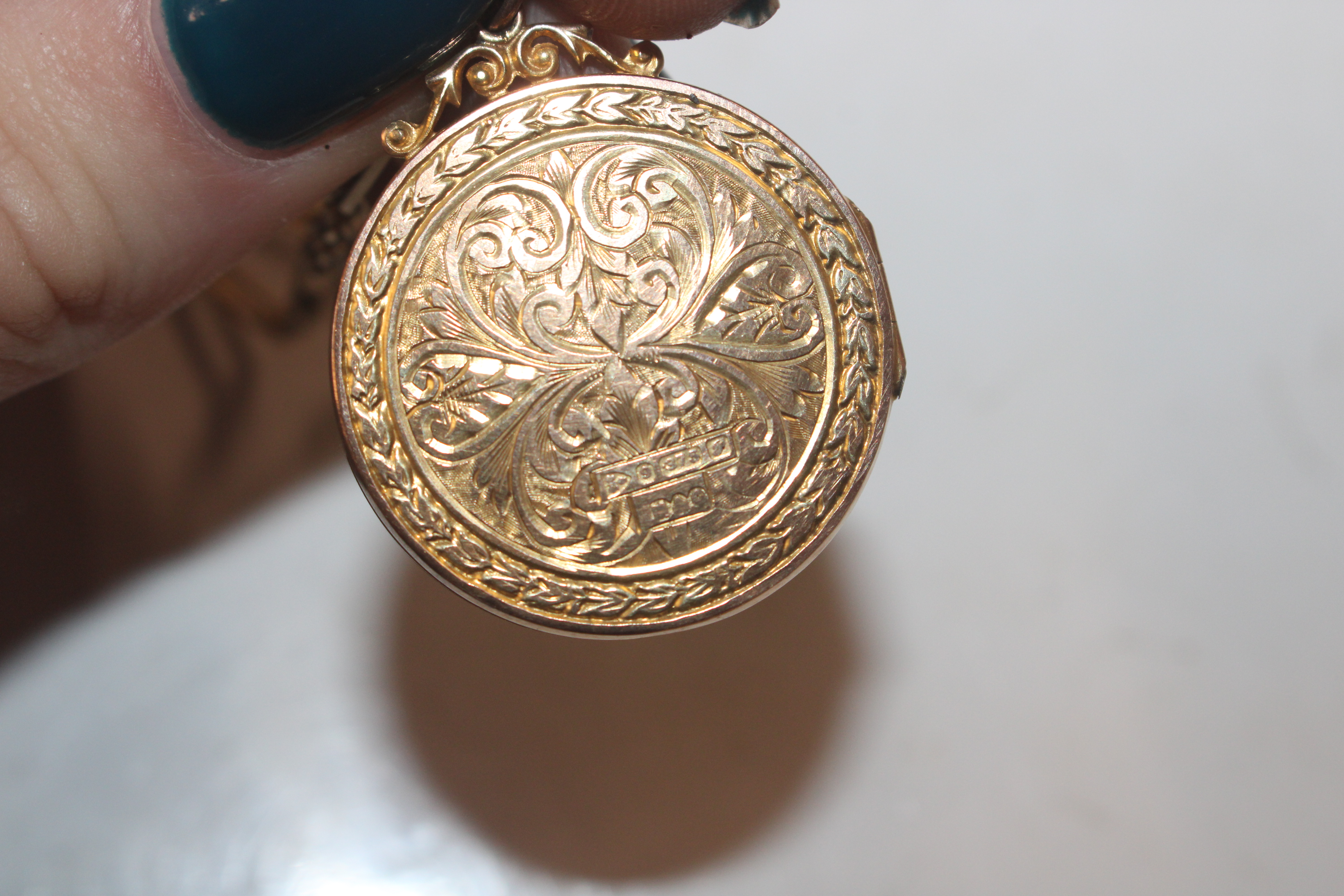A 9ct gold locket hung to a 9ct gold chain, approx - Image 4 of 7