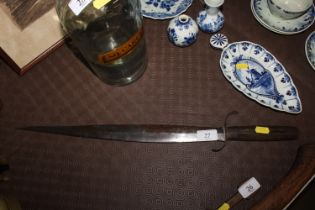 A ethnic dagger / short sword with cross guard and