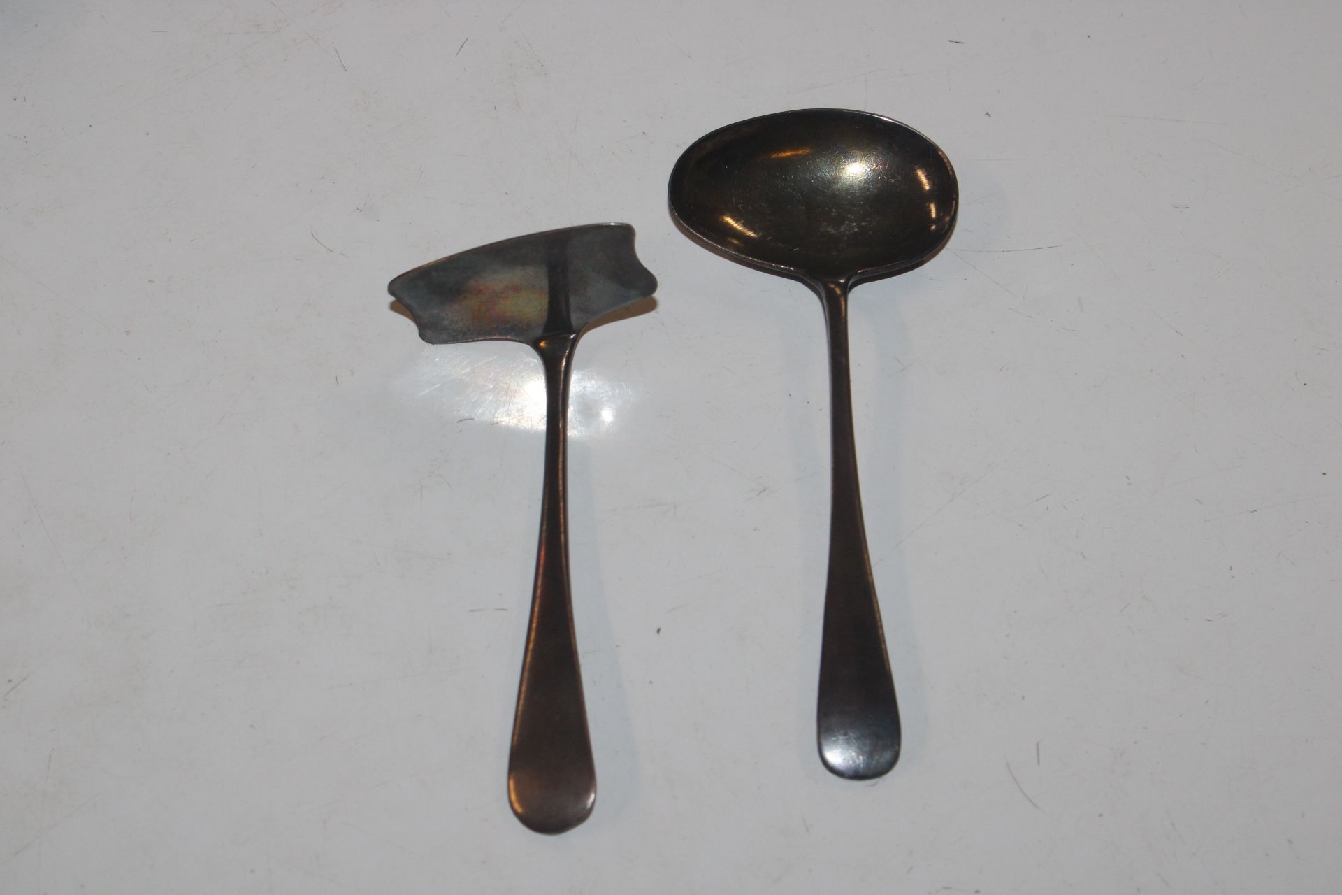 A cased silver feeding spoon and pusher - Image 3 of 4