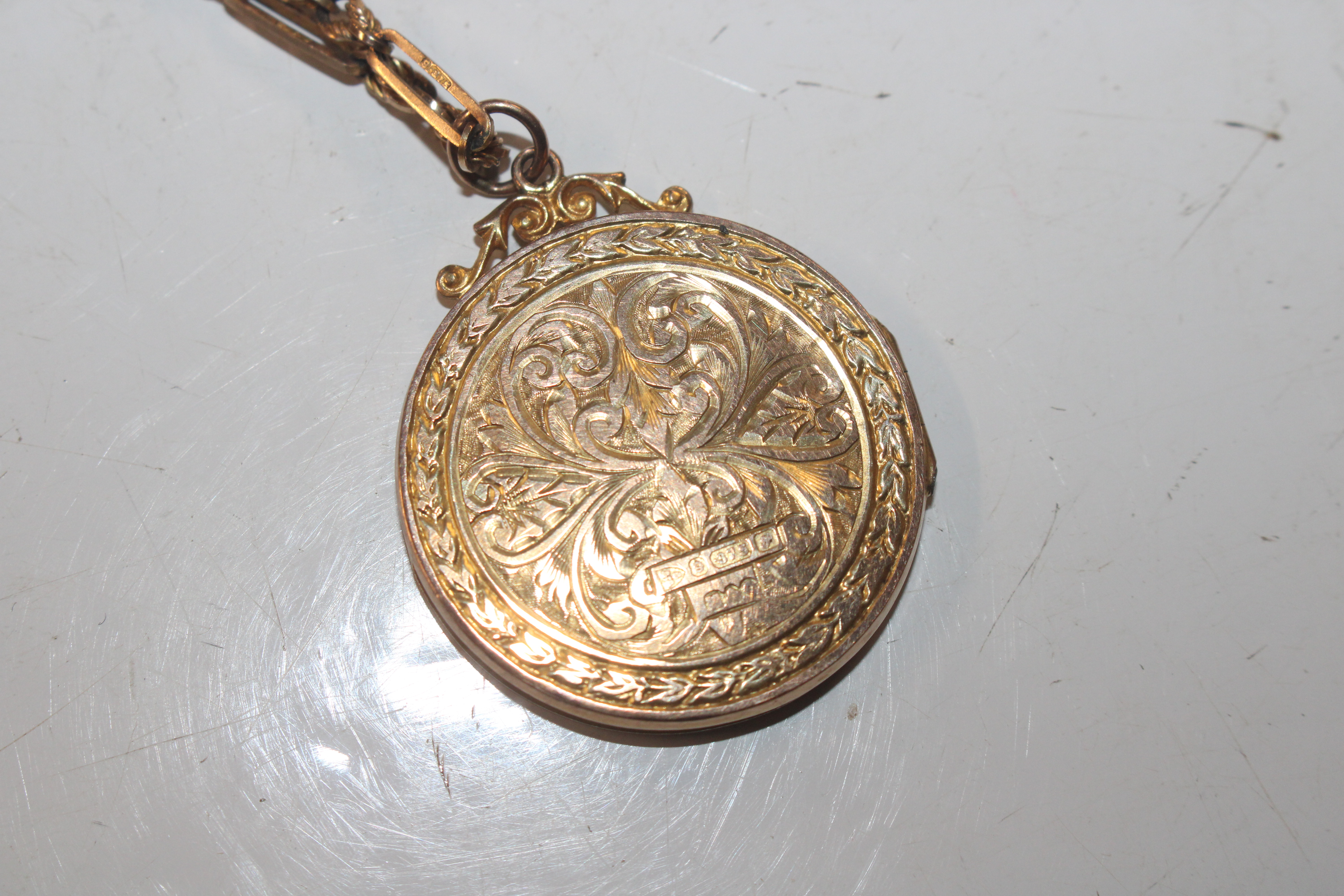 A 9ct gold locket hung to a 9ct gold chain, approx - Image 3 of 7