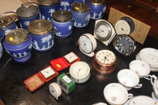 A quantity of various clocks