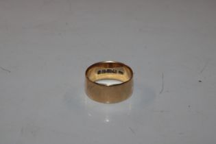 A 18ct gold wide band ring, approx. 8gms, ring siz