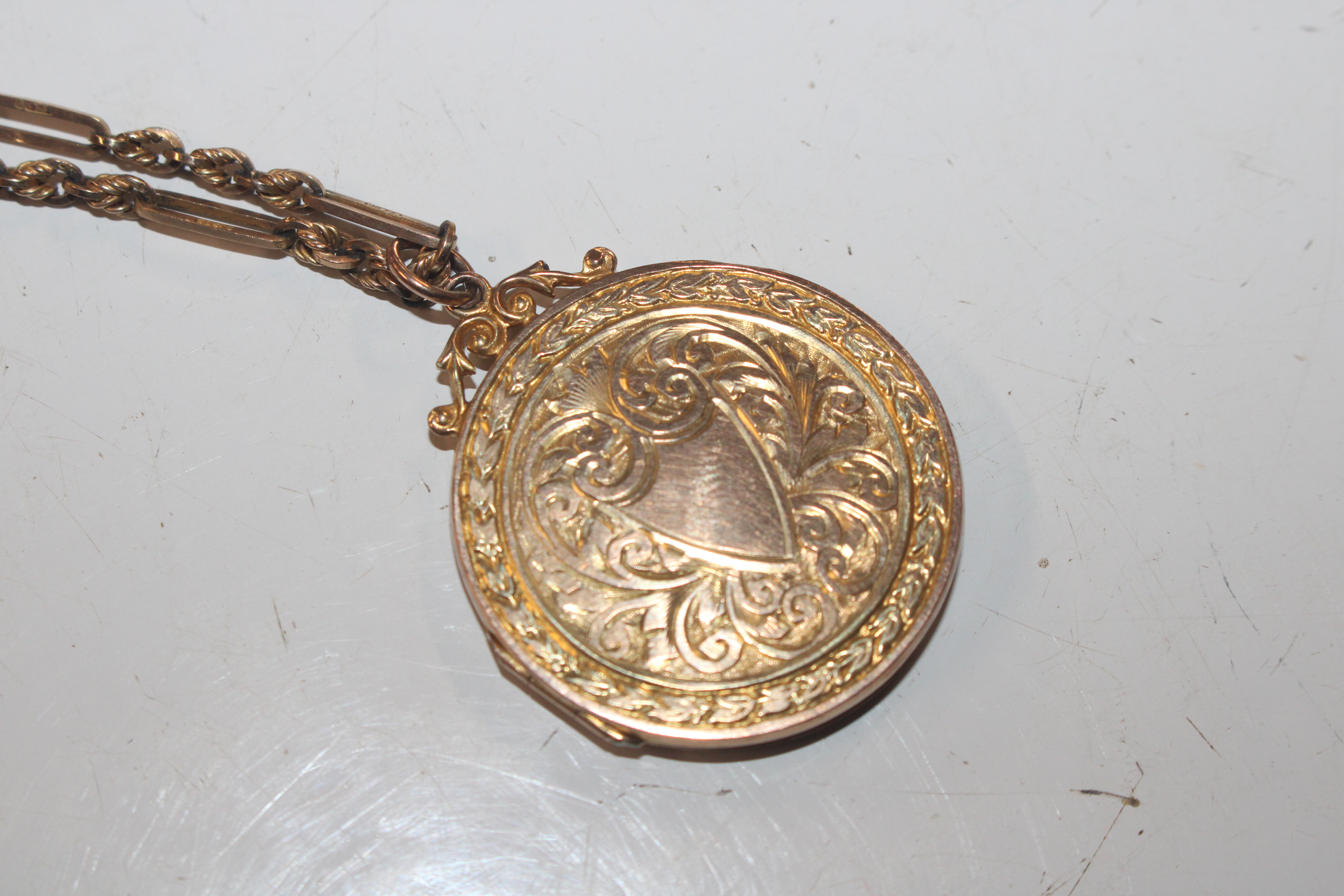 A 9ct gold locket hung to a 9ct gold chain, approx - Image 2 of 7