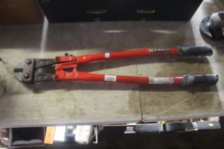 A pair of Dekton 30" bolt croppers (31)