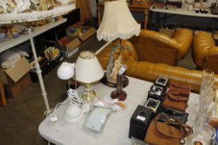 A figural decorated table lamp and three other tab