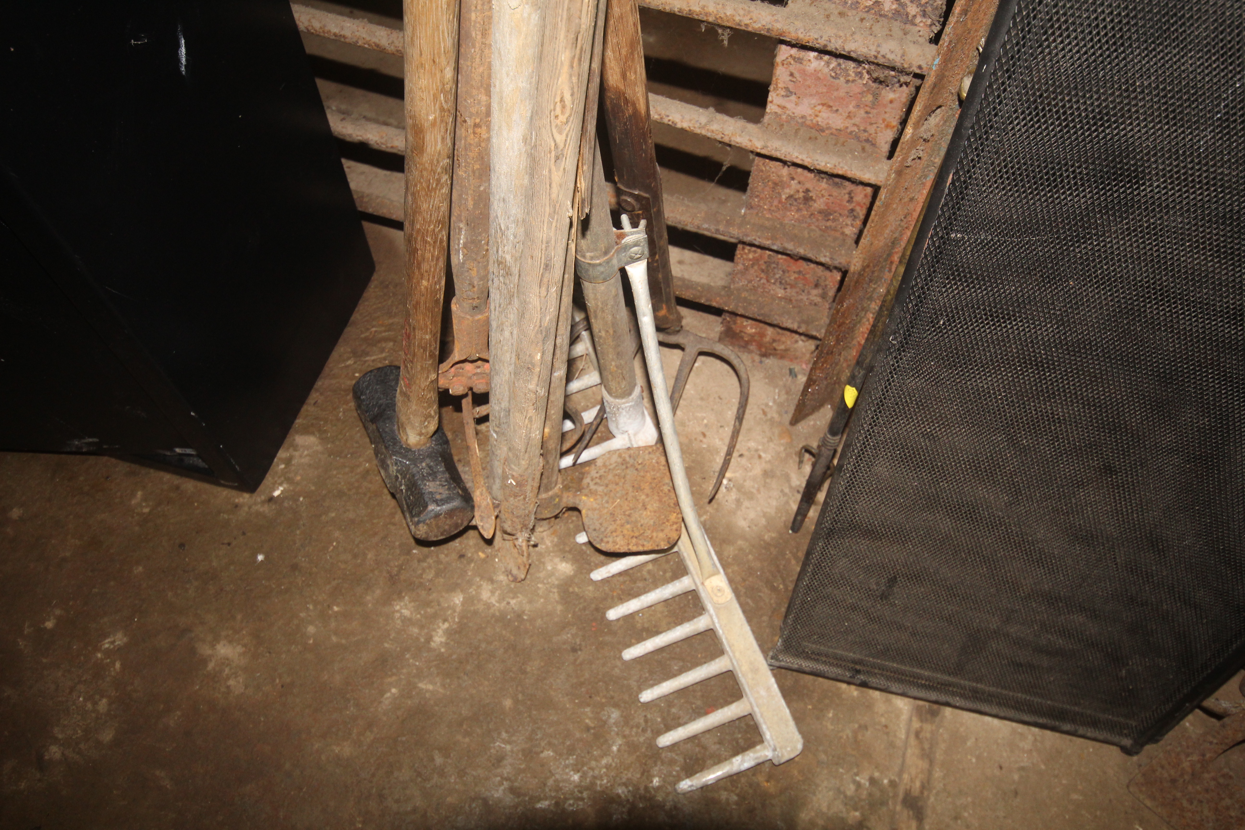 A quantity of long handled garden tools to include - Image 2 of 2