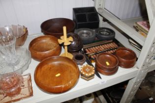 A quantity of wooden bowls, ashtrays etc.