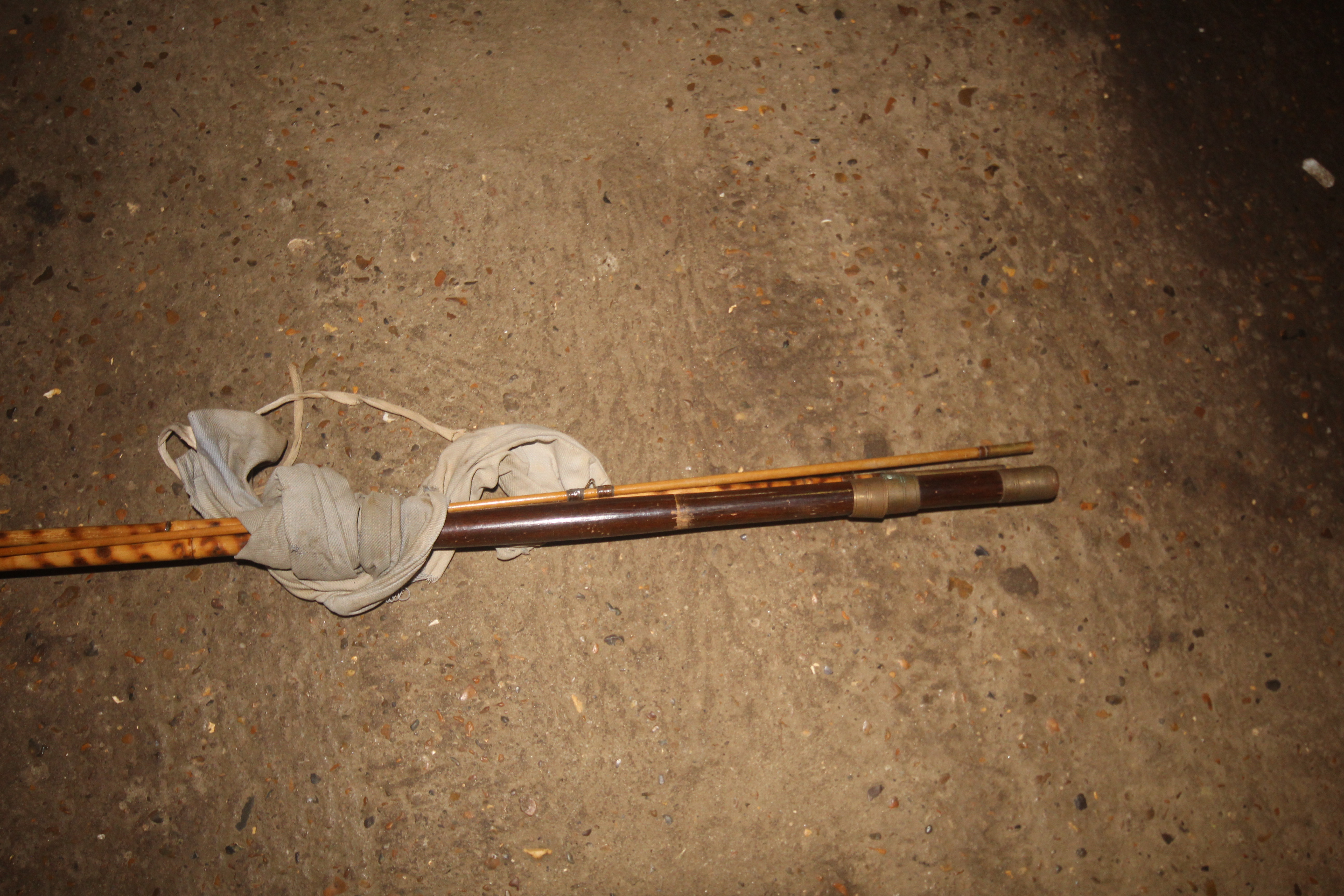 A cane three piece fishing rod in carry bag - Bild 2 aus 3