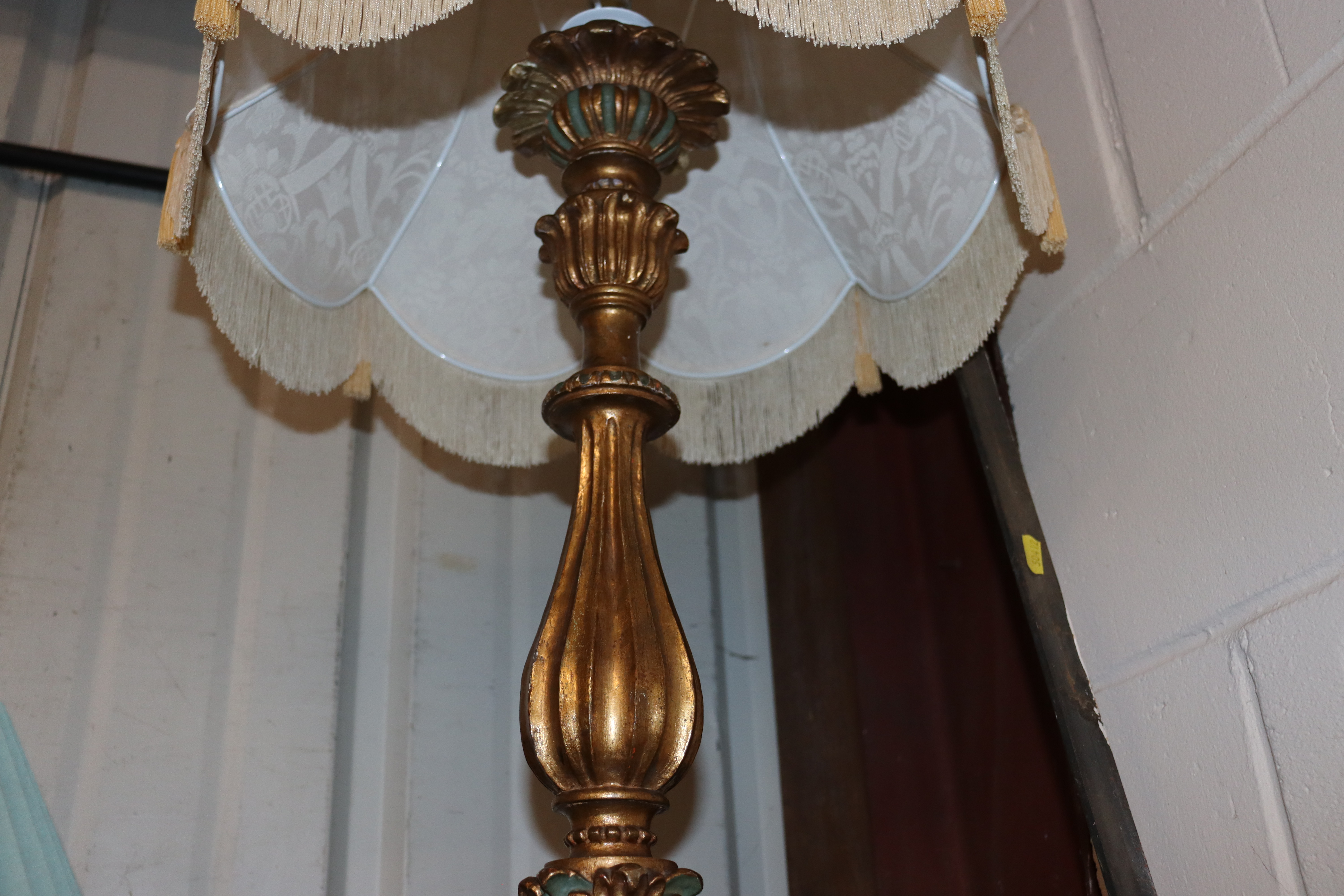 A gilt Florentine style table lamp, with white tas - Image 3 of 3