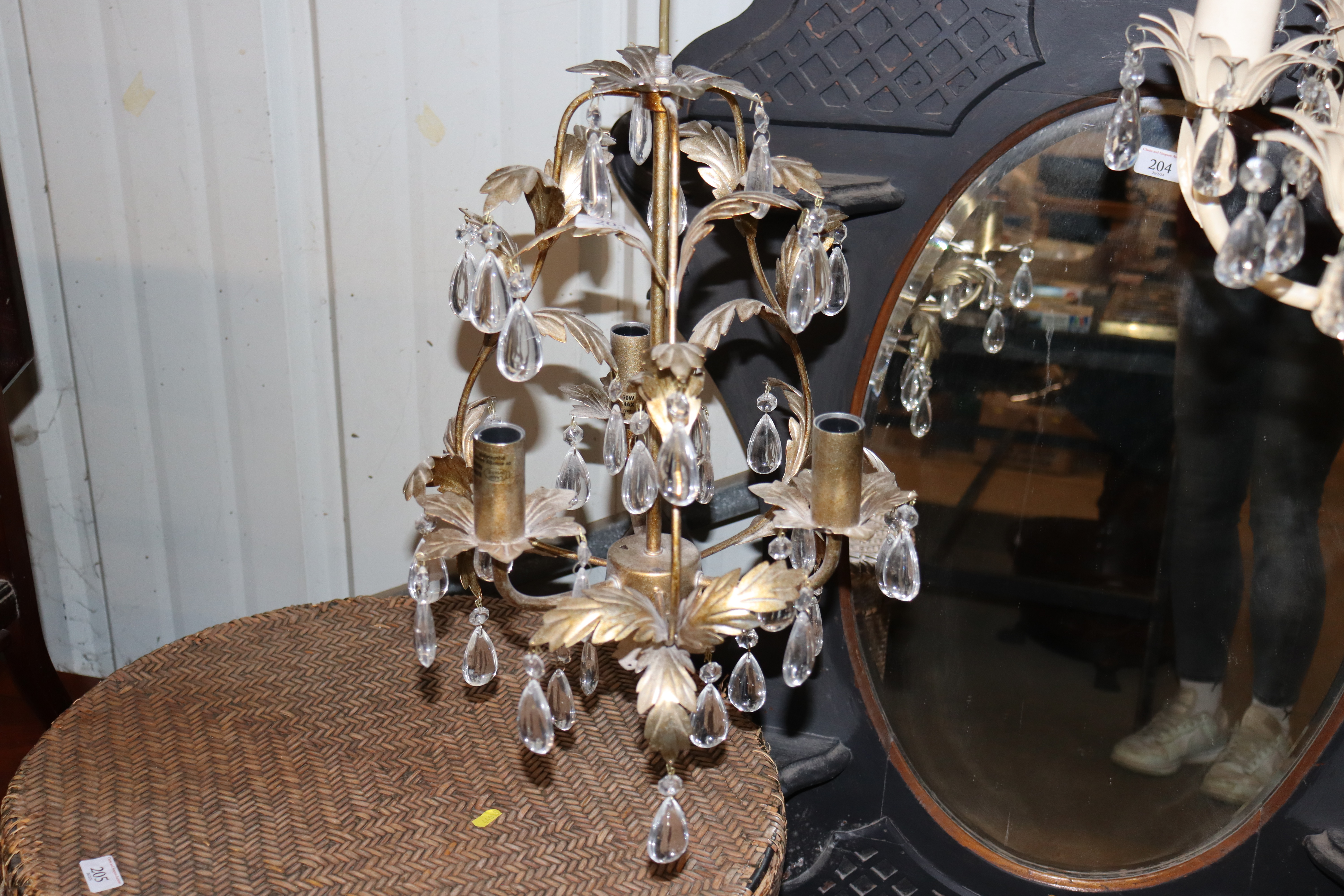 A leaf decorated chandelier - Image 2 of 2