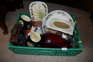 A box of miscellaneous decorative china and glassw