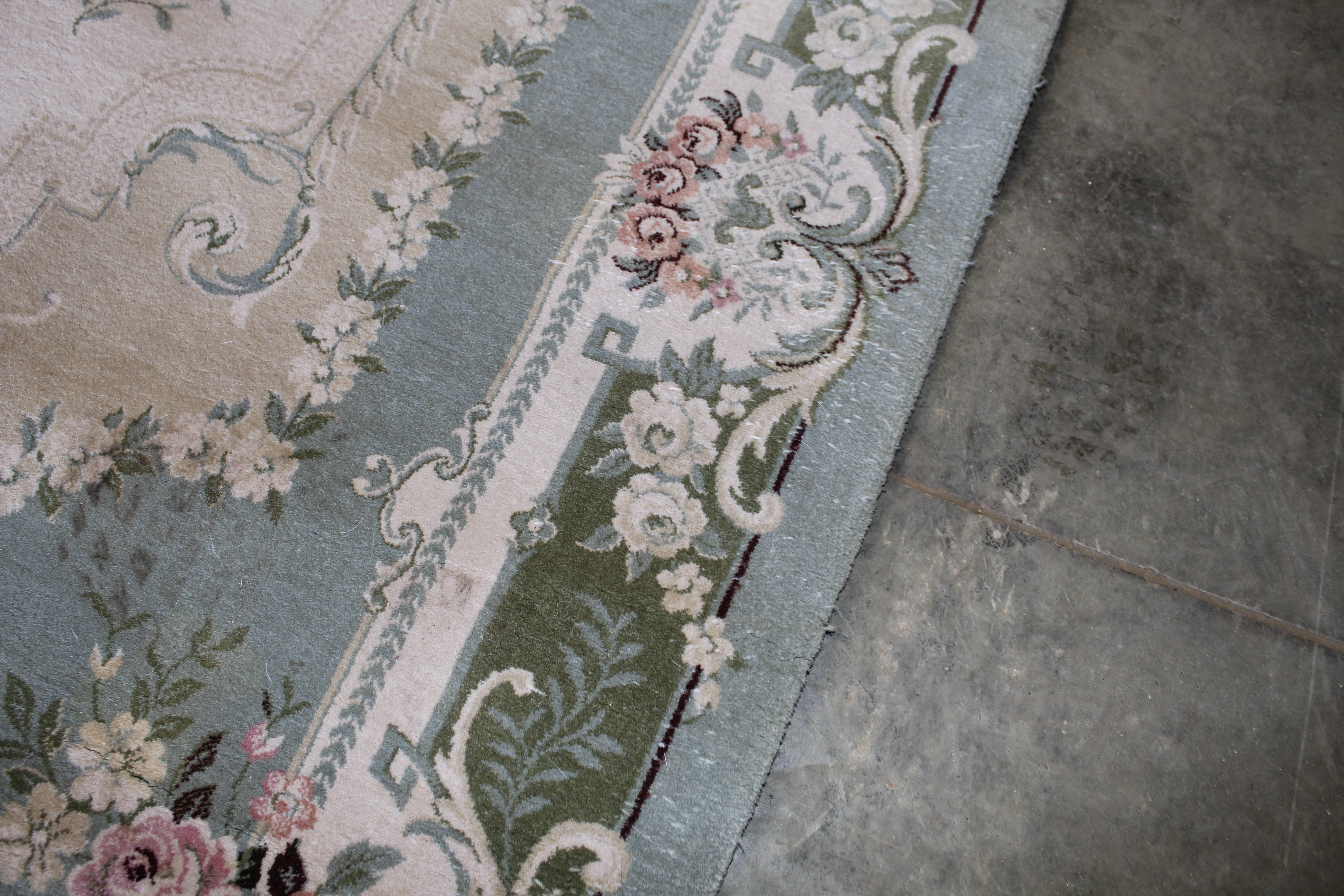 An approx. 7'11" x 5'8" green floral patterned rug - Bild 5 aus 6