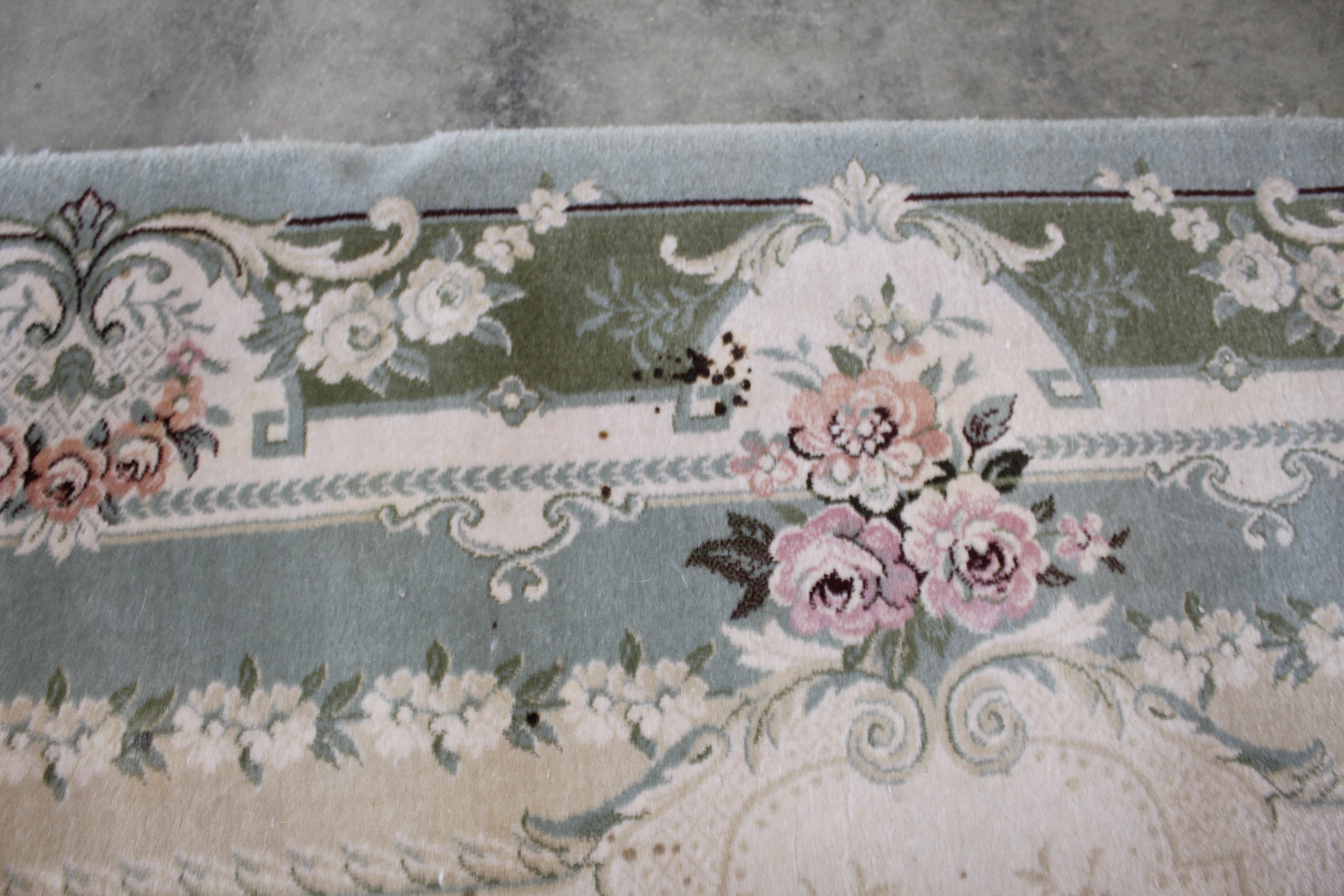 An approx. 7'11" x 5'8" green floral patterned rug - Bild 4 aus 6