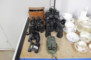 A quantity of various binoculars including Hanimx
