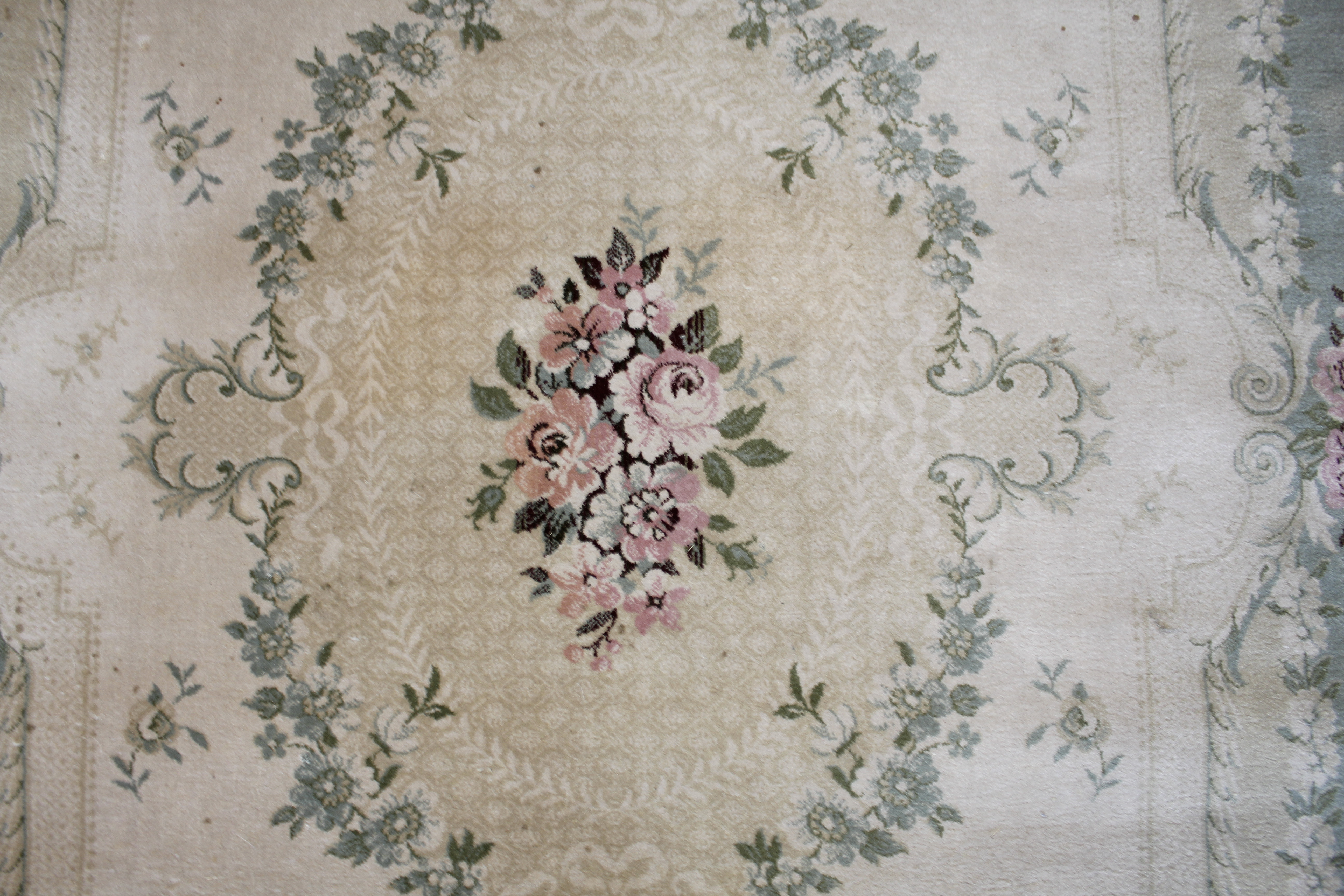 An approx. 7'11" x 5'8" green floral patterned rug - Bild 2 aus 6