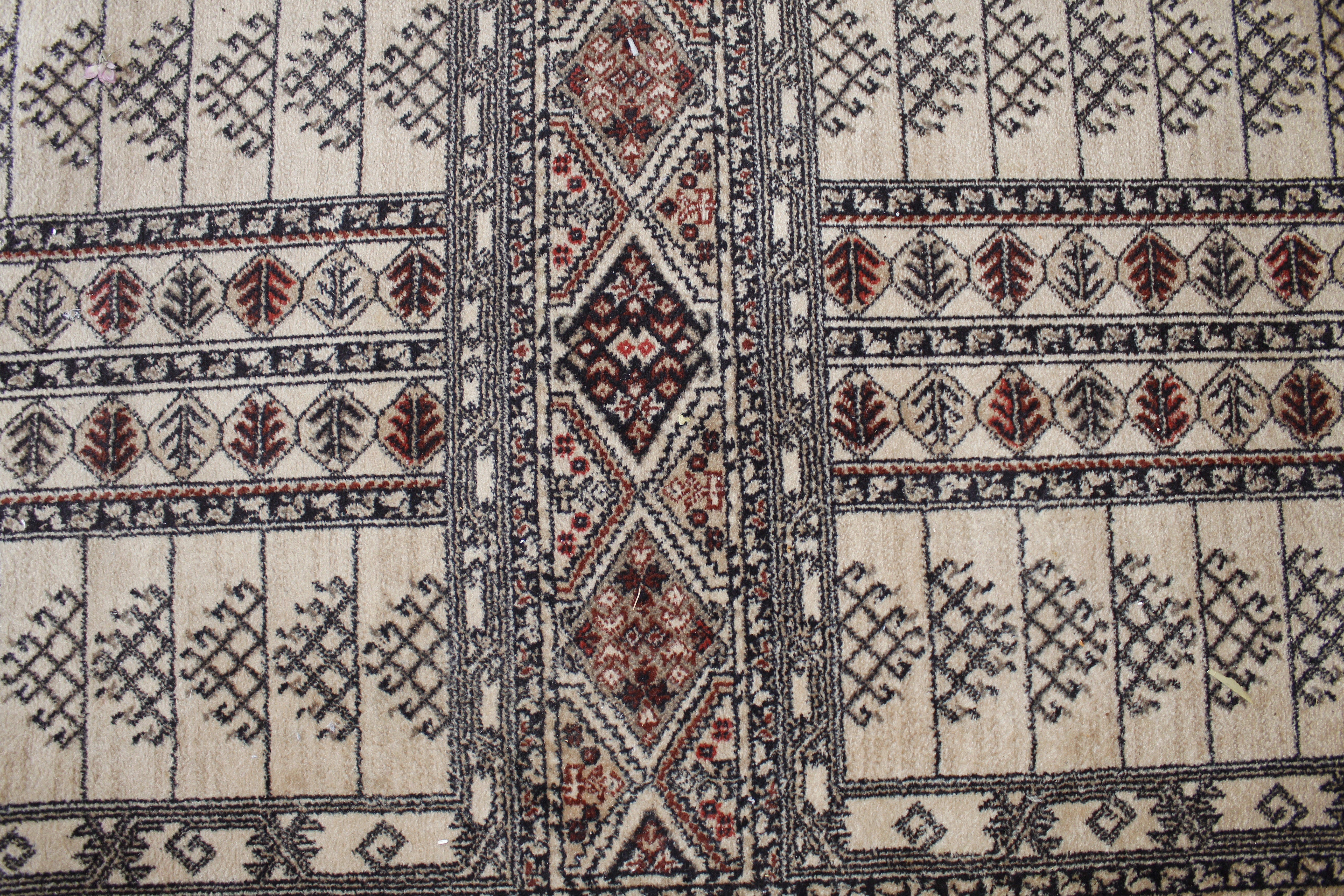 An approx. 7'6" x 5'7" beige patterned rug - Image 2 of 3