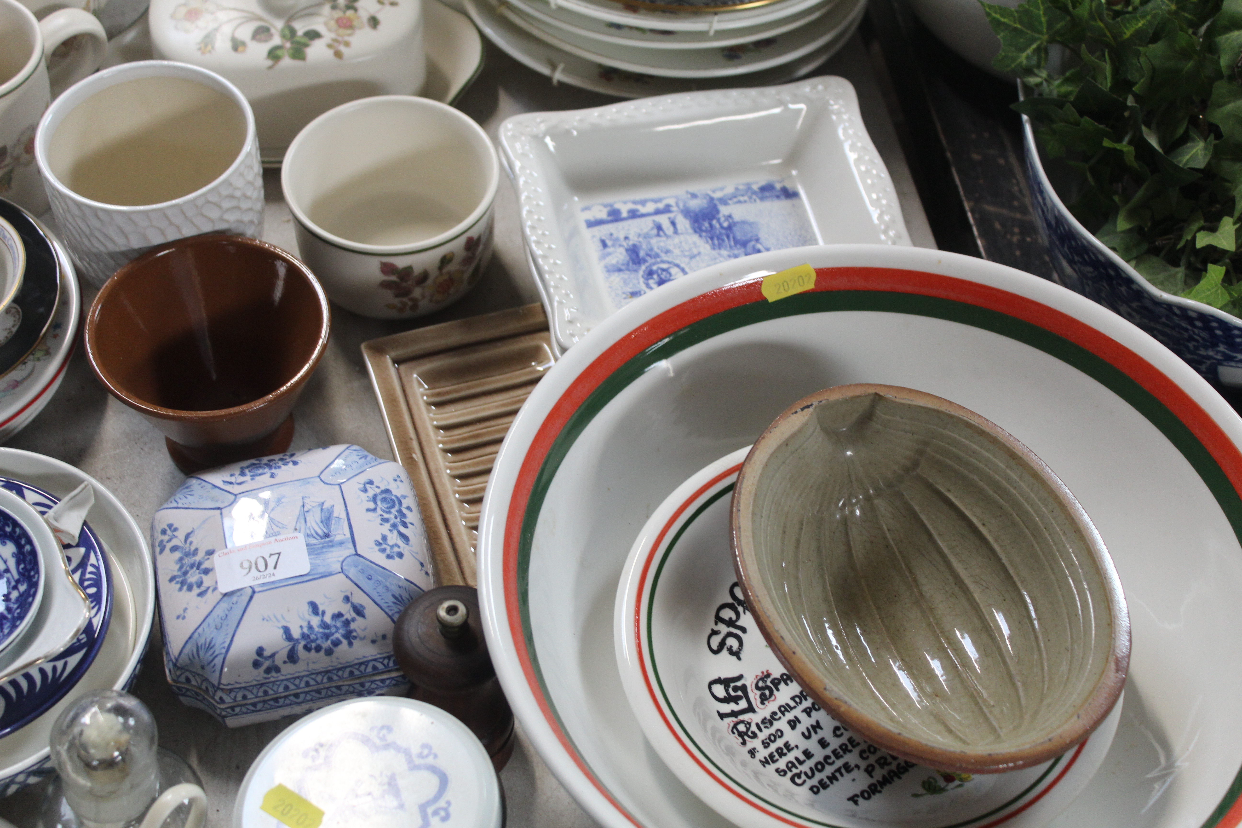 A collection of decorative china to include variou - Bild 4 aus 4