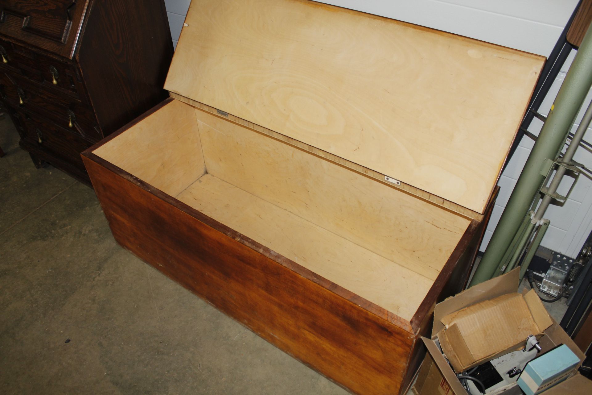 A pine blanket box with hinged lid - Image 2 of 2