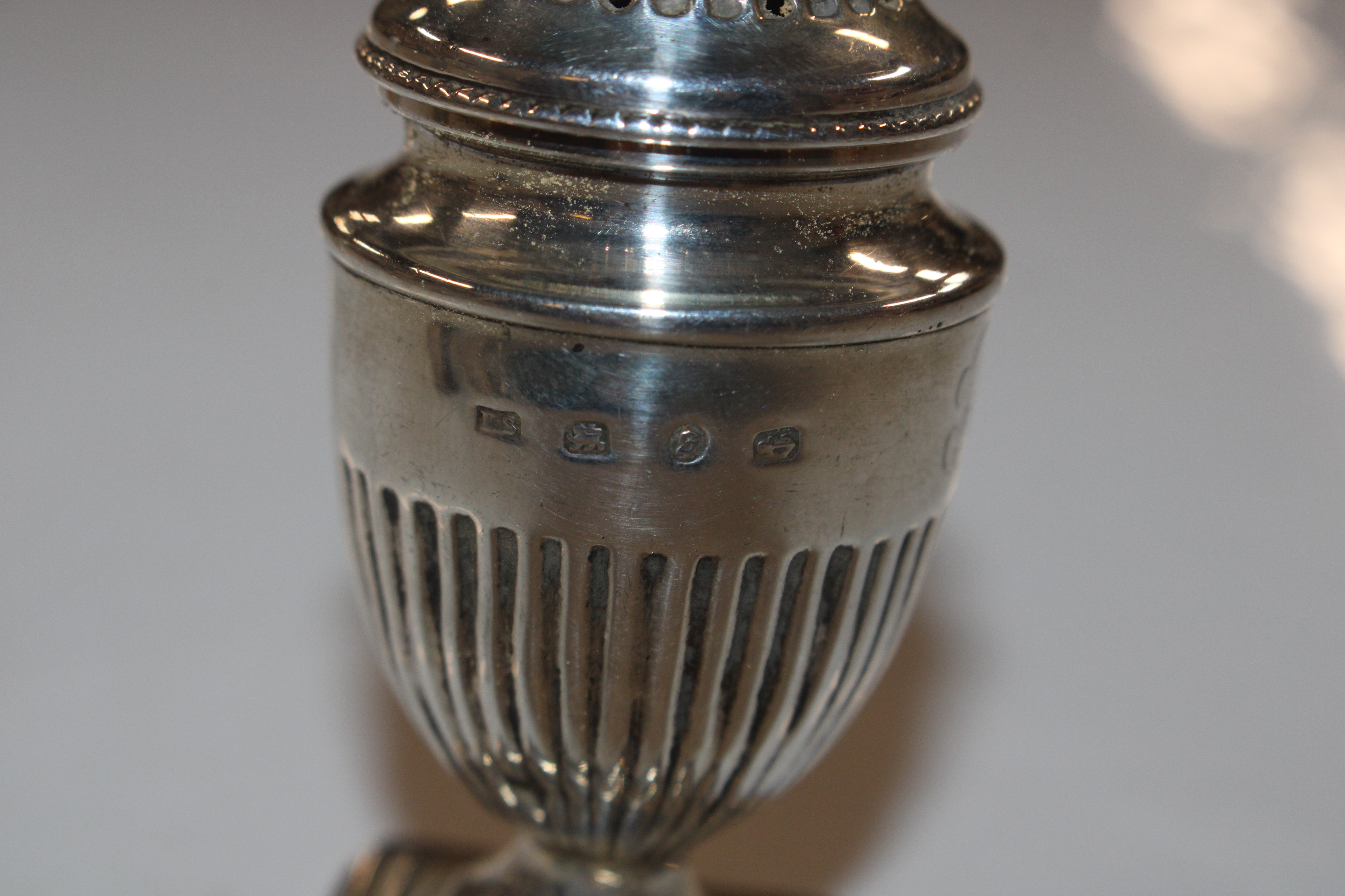 A pair of silver pepperettes; a silver napkin ring - Image 3 of 10