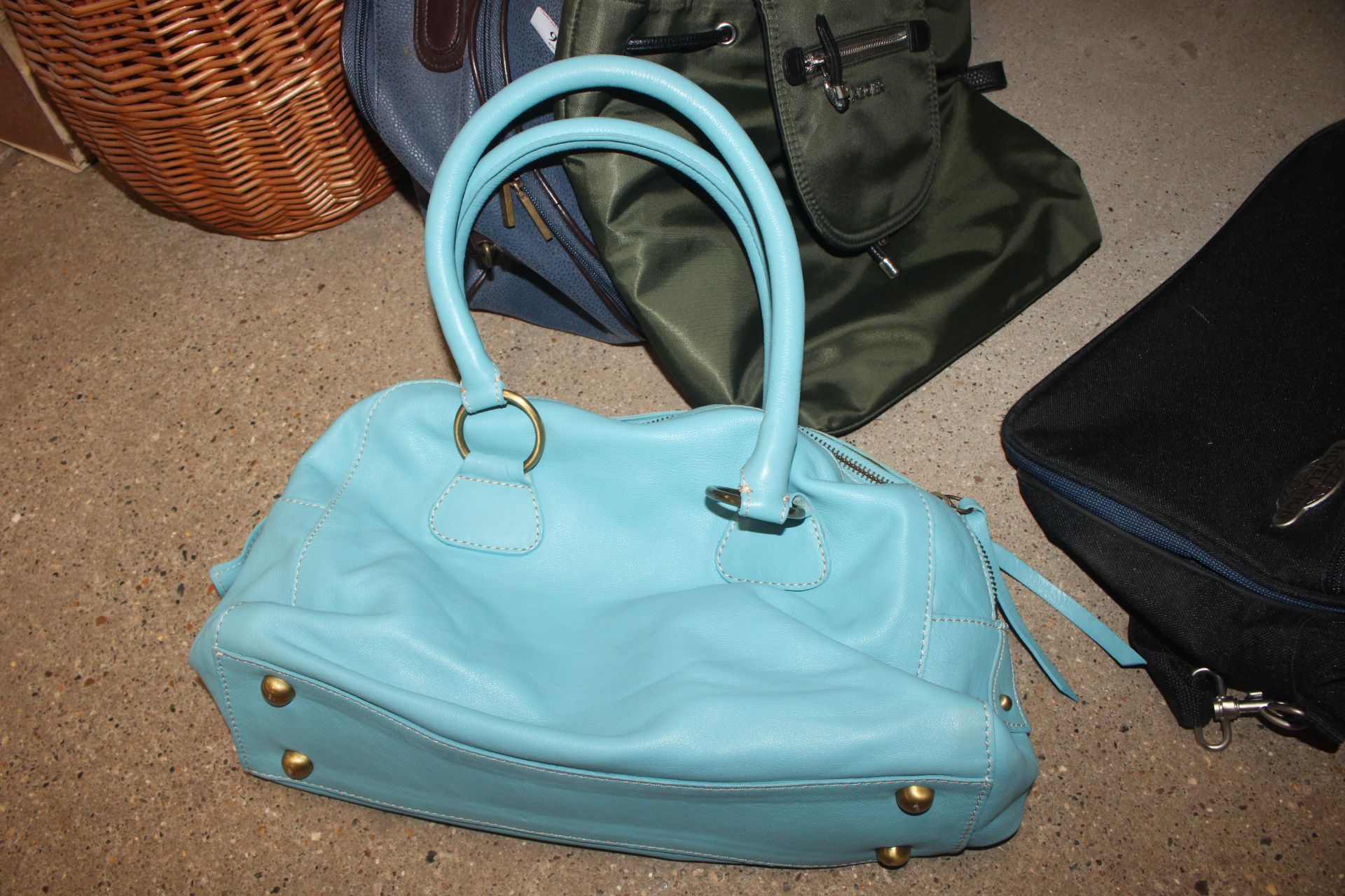Various assorted travel cases, a Boden turquoise l - Image 4 of 7