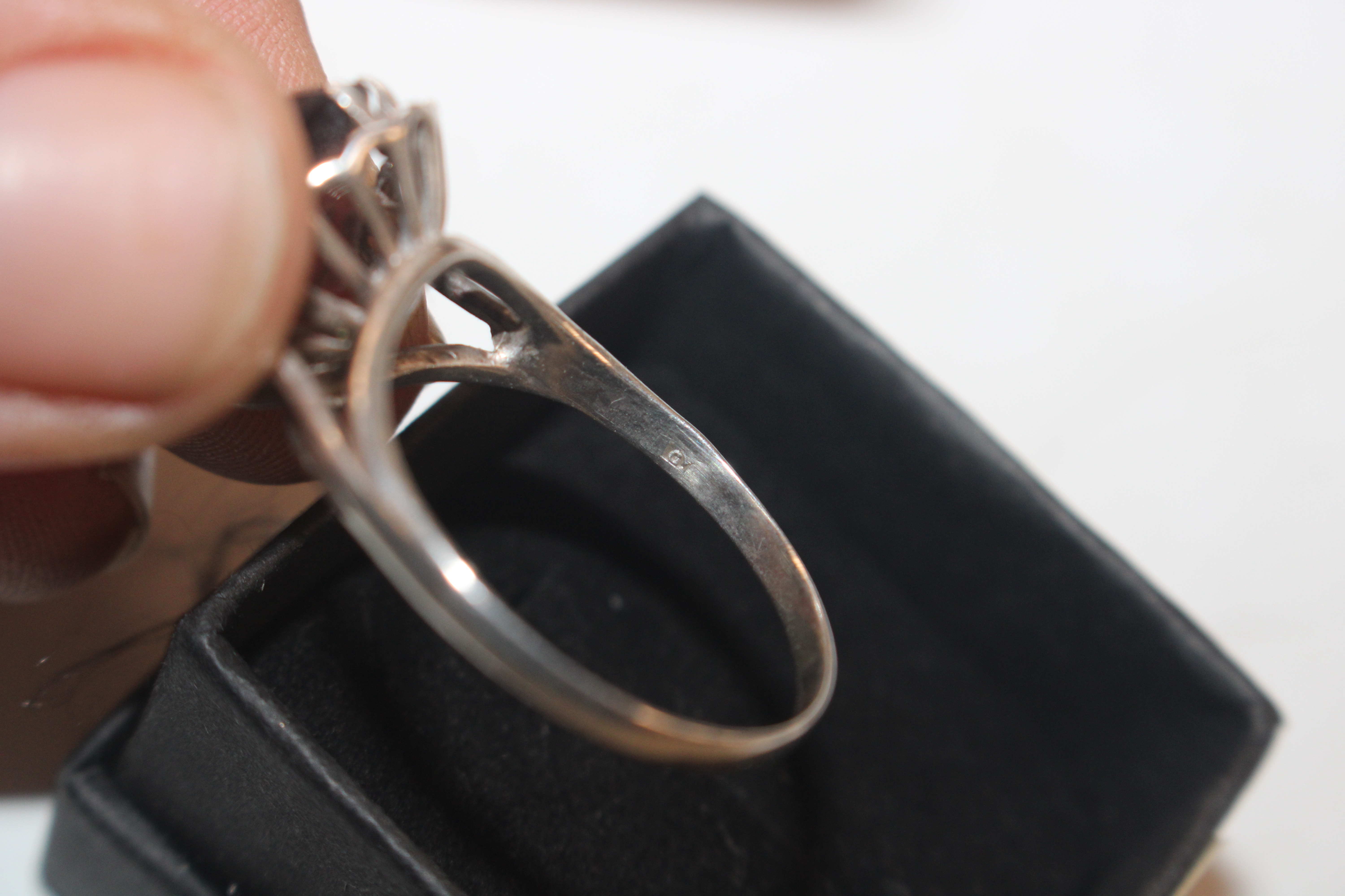 A silver ring set with coloured stone - Image 4 of 5