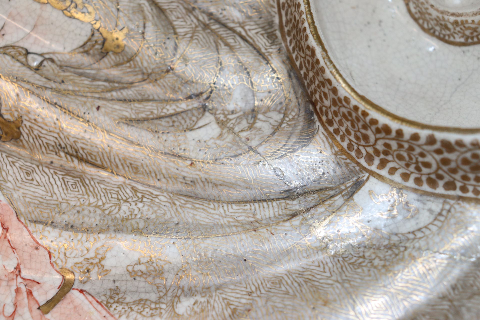 A porcelain dish in the form of a large shell deco - Image 3 of 4